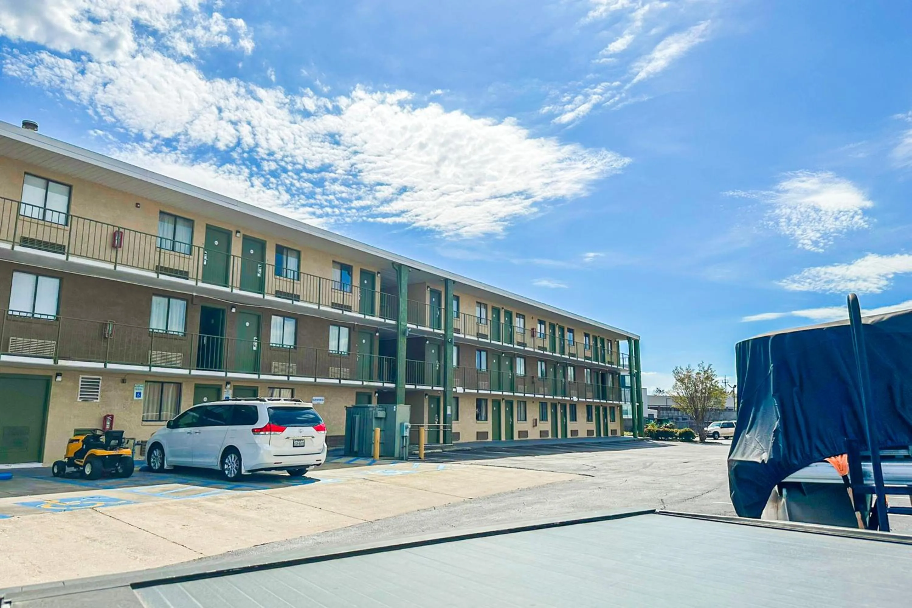 Parking in OYO Hotel Mobile, AL I-65 at Airport Blvd