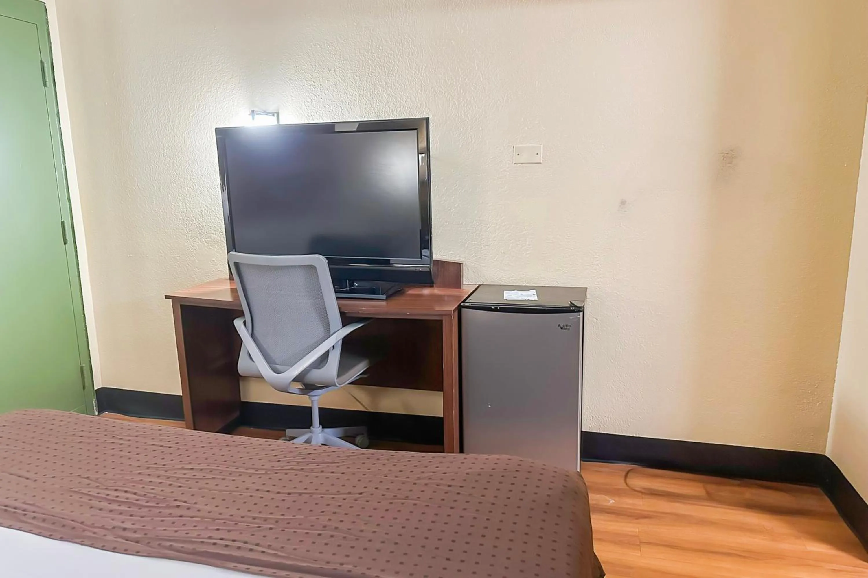 TV and multimedia in OYO Hotel Mobile, AL I-65 at Airport Blvd