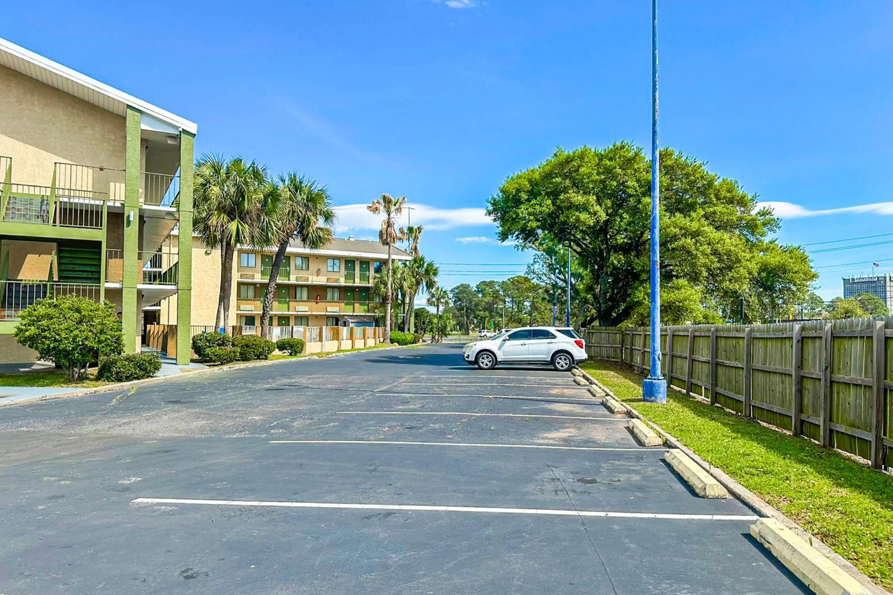 Parking in OYO Hotel Mobile, AL I-65 at Airport Blvd