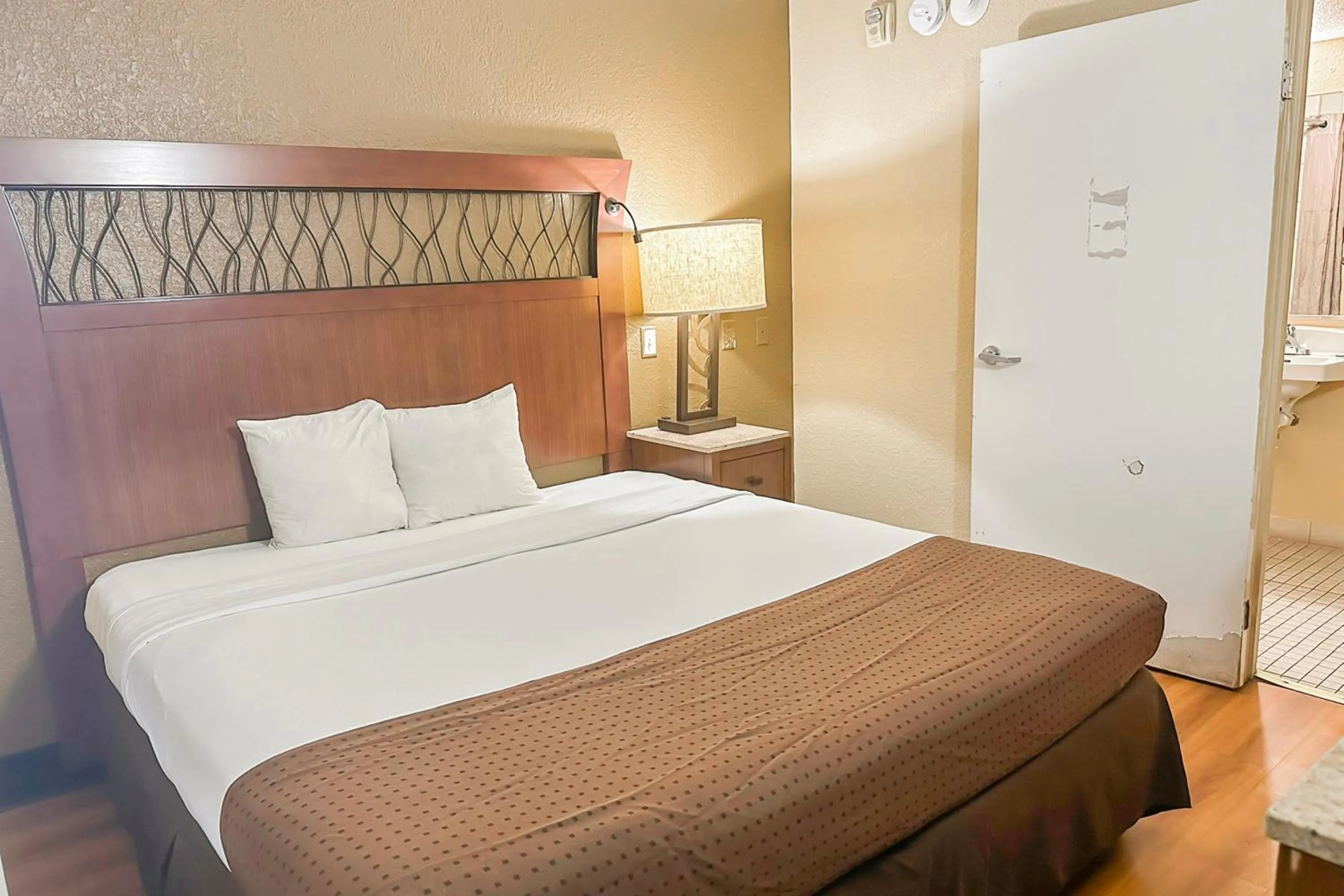 Bedroom, Bed in OYO Hotel Mobile, AL I-65 at Airport Blvd