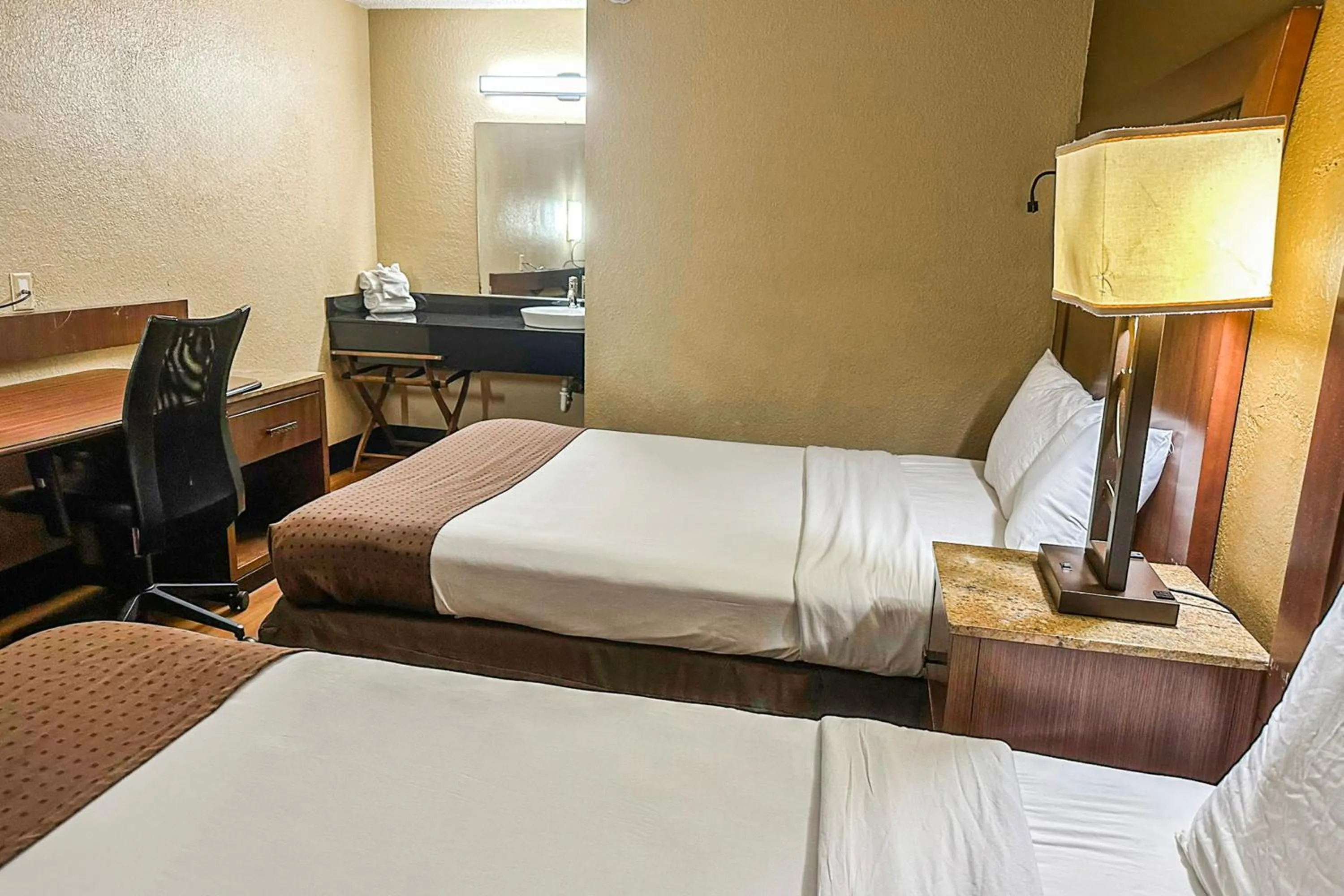 Bedroom, Bed in OYO Hotel Mobile, AL I-65 at Airport Blvd