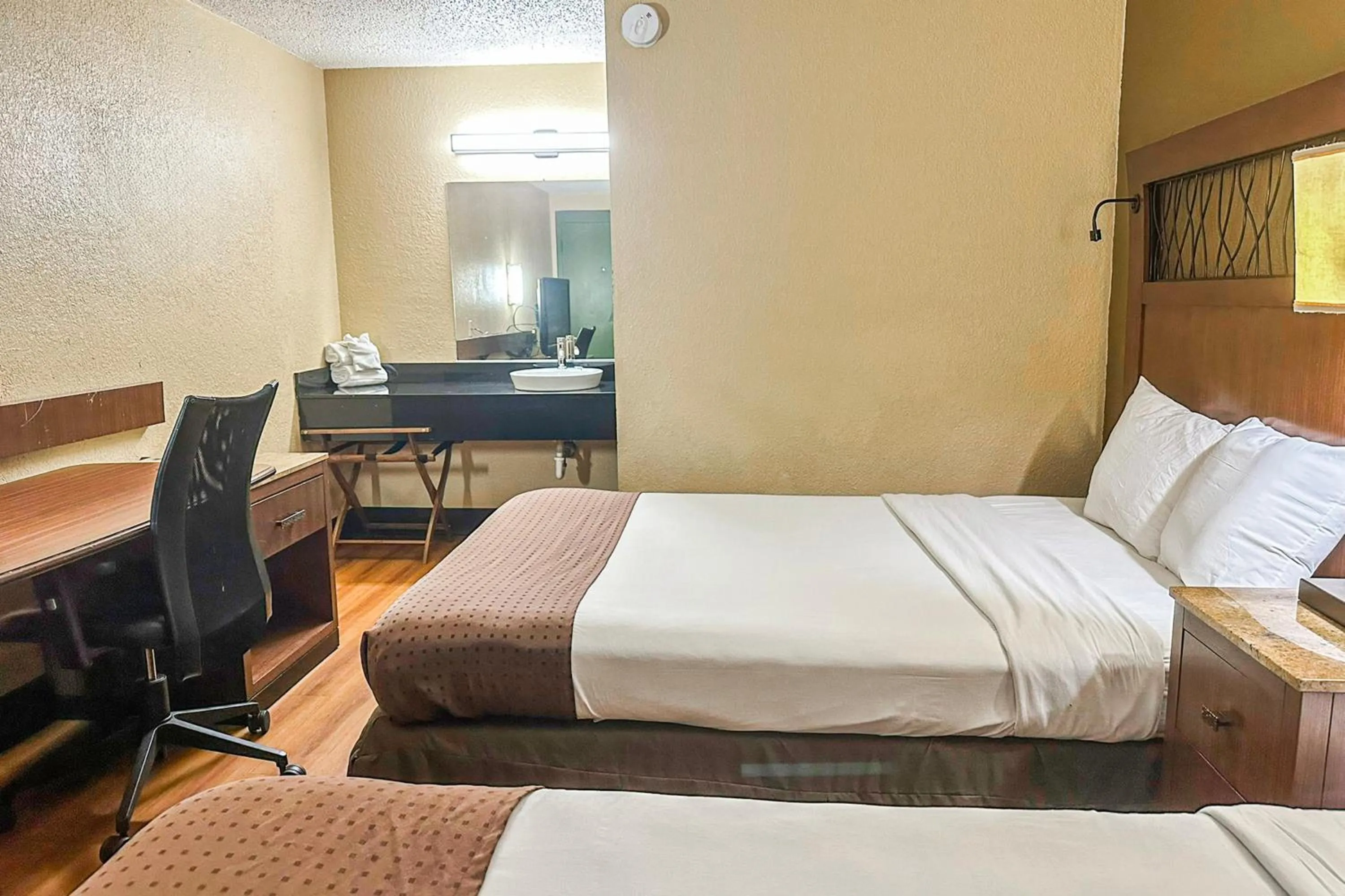 2 Full Bed in OYO Hotel Mobile, AL I-65 at Airport Blvd