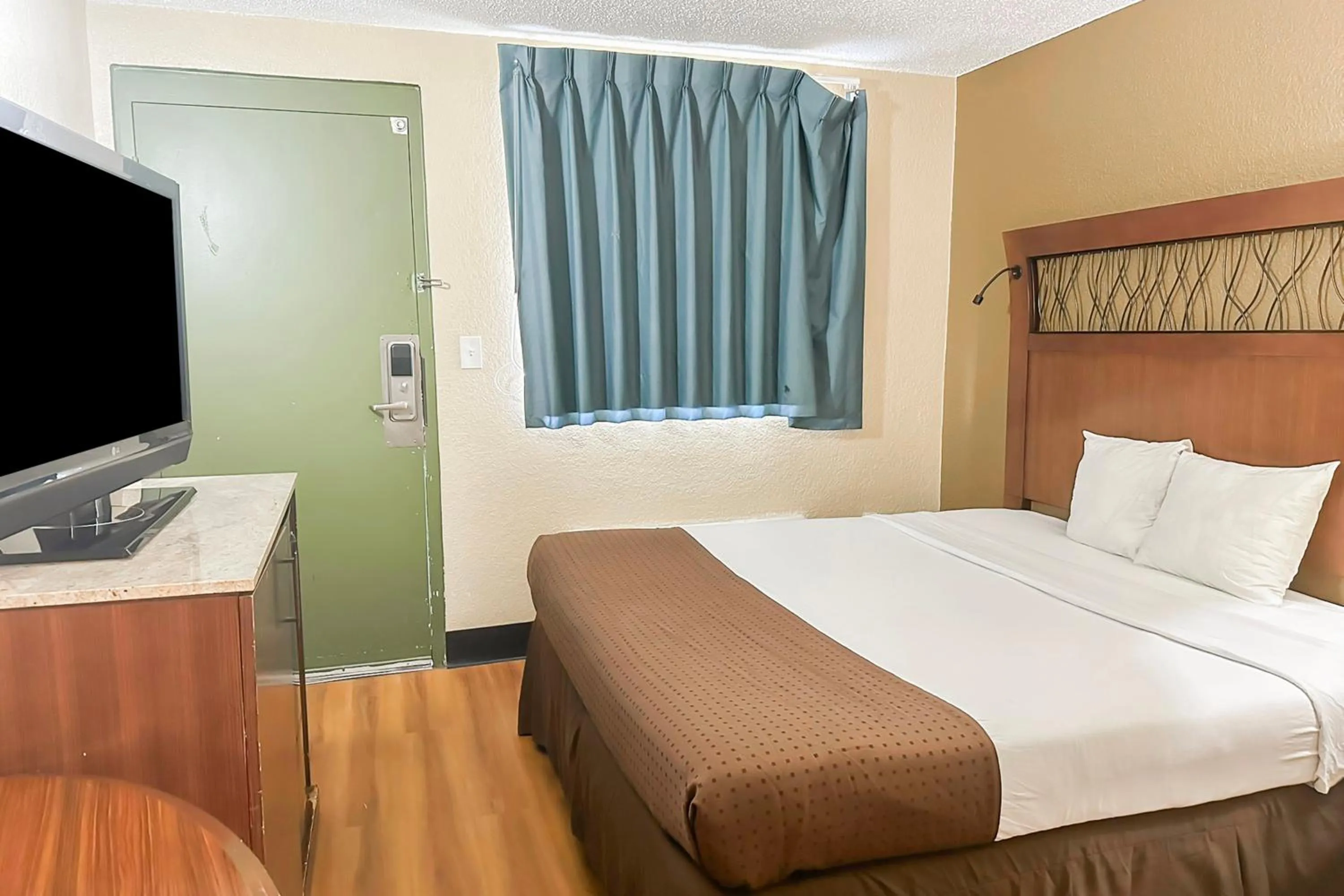 Bedroom, Bed in OYO Hotel Mobile, AL I-65 at Airport Blvd