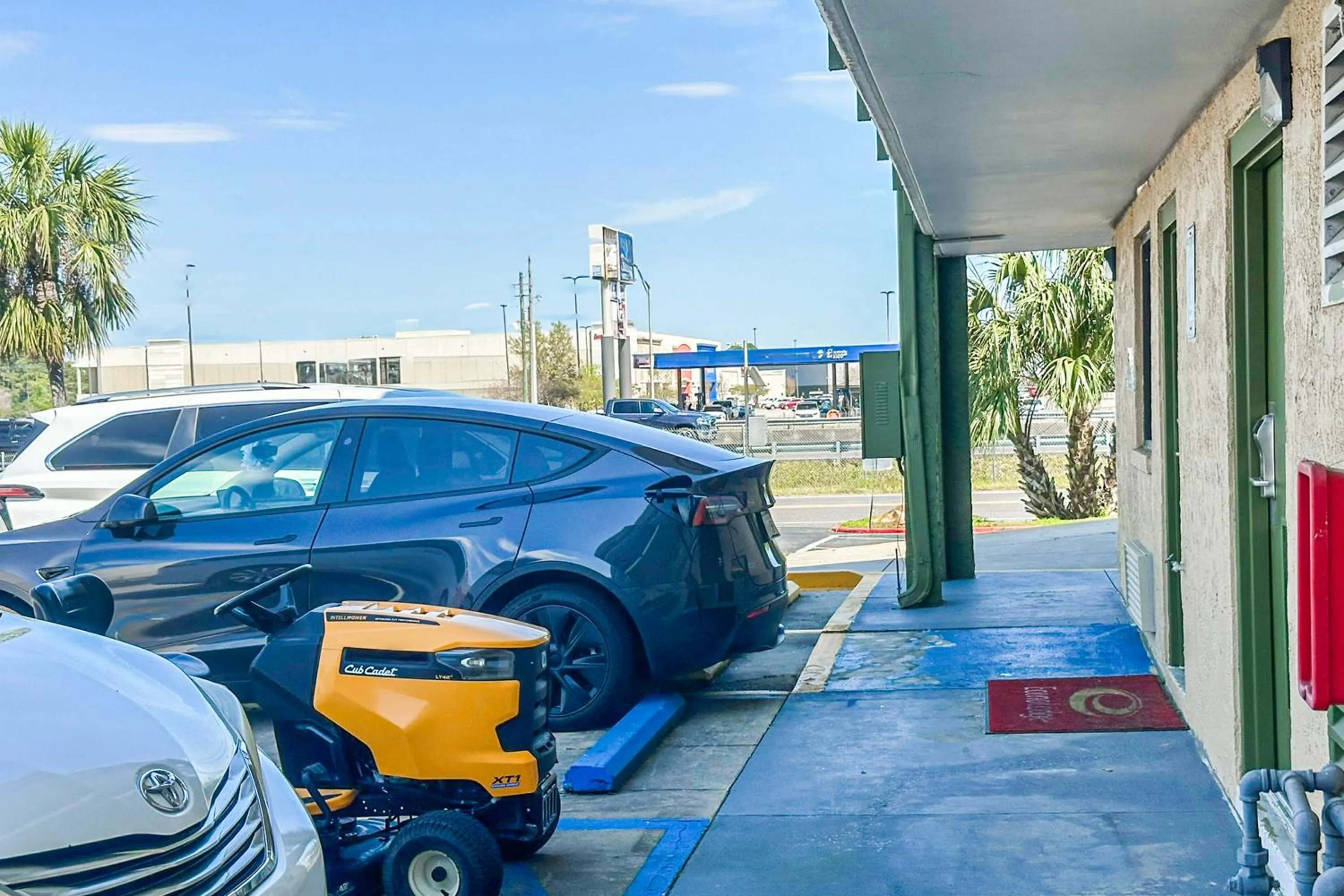 Parking in OYO Hotel Mobile, AL I-65 at Airport Blvd