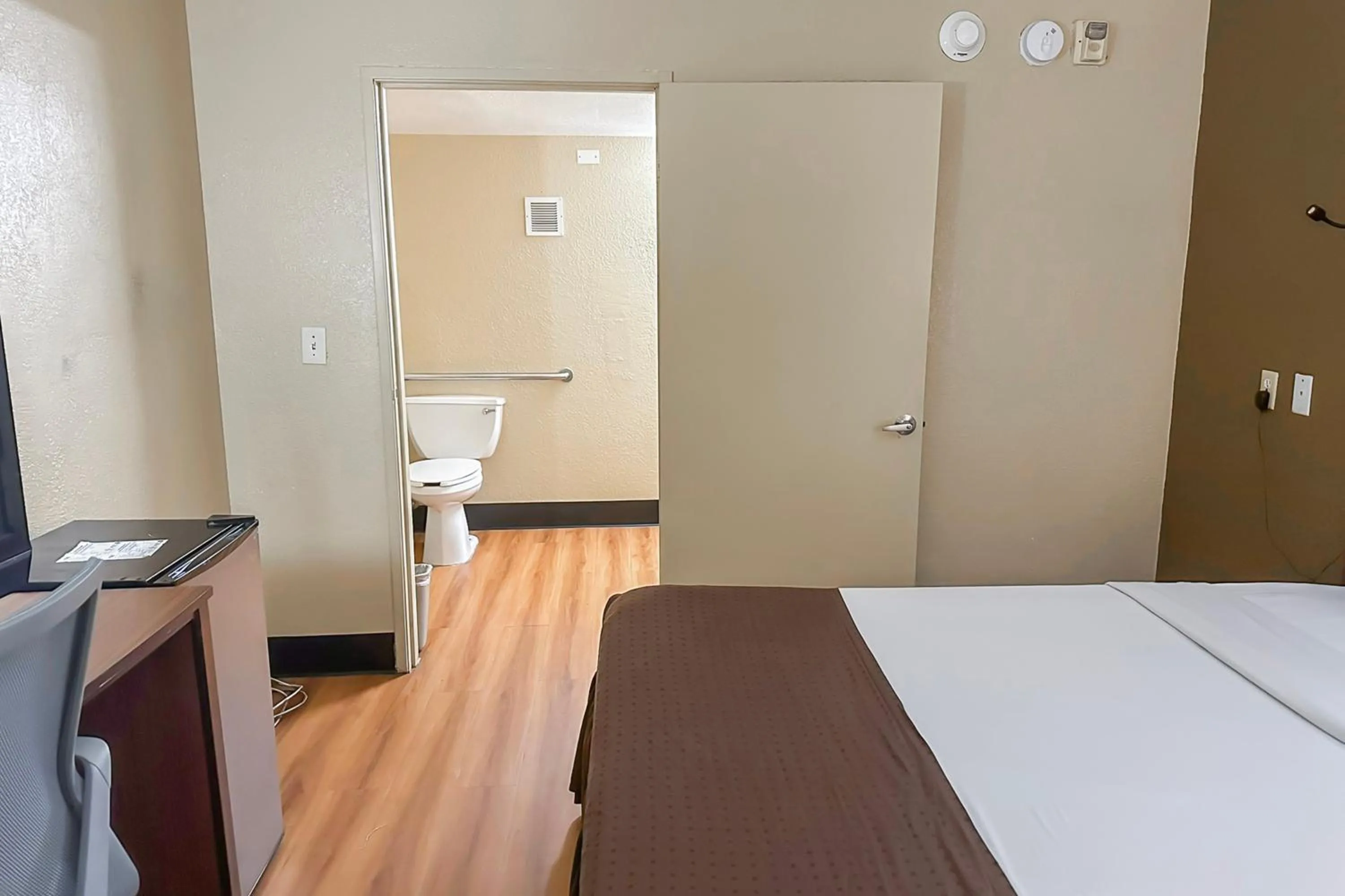 King Bed in OYO Hotel Mobile, AL I-65 at Airport Blvd