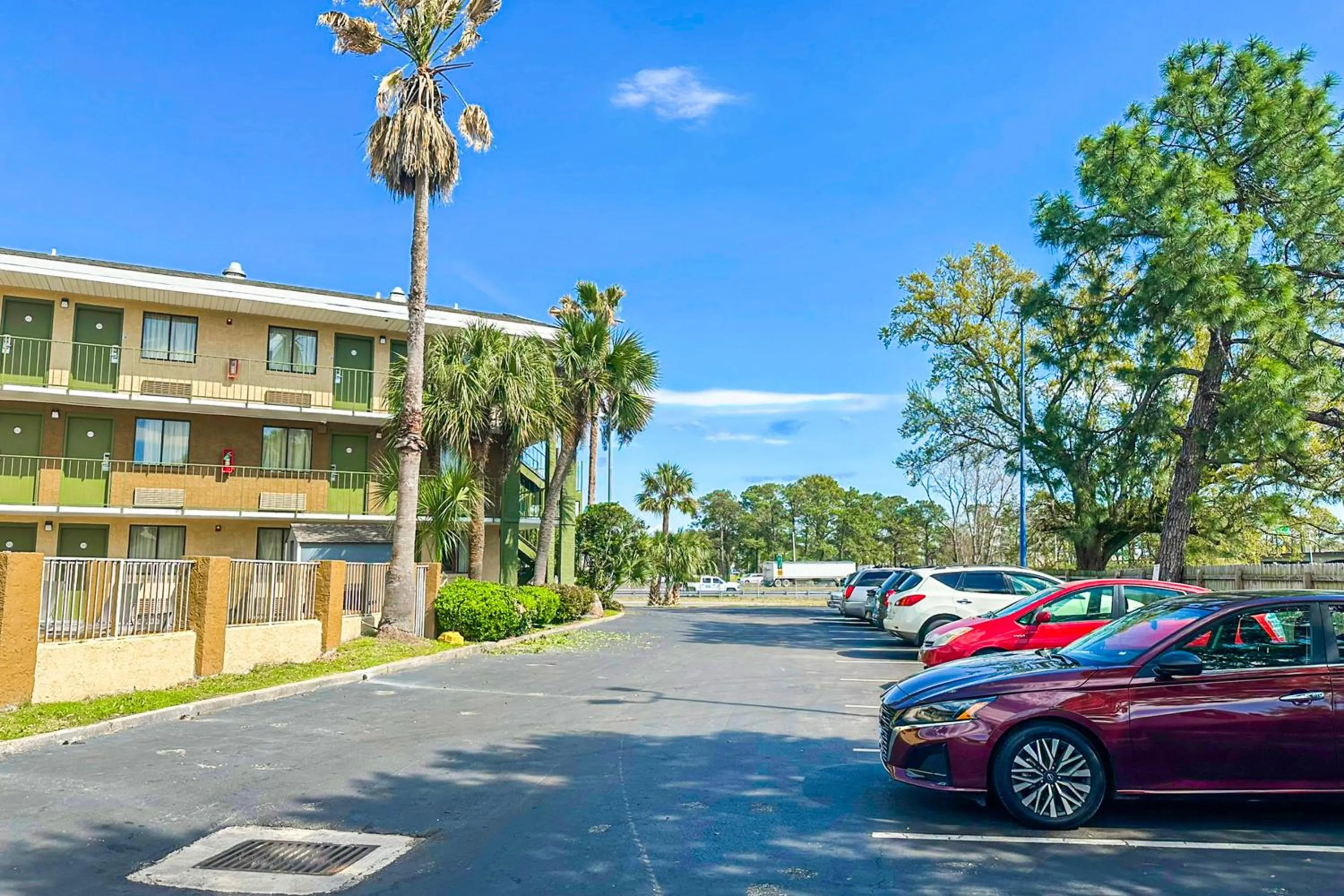 Parking in OYO Hotel Mobile, AL I-65 at Airport Blvd