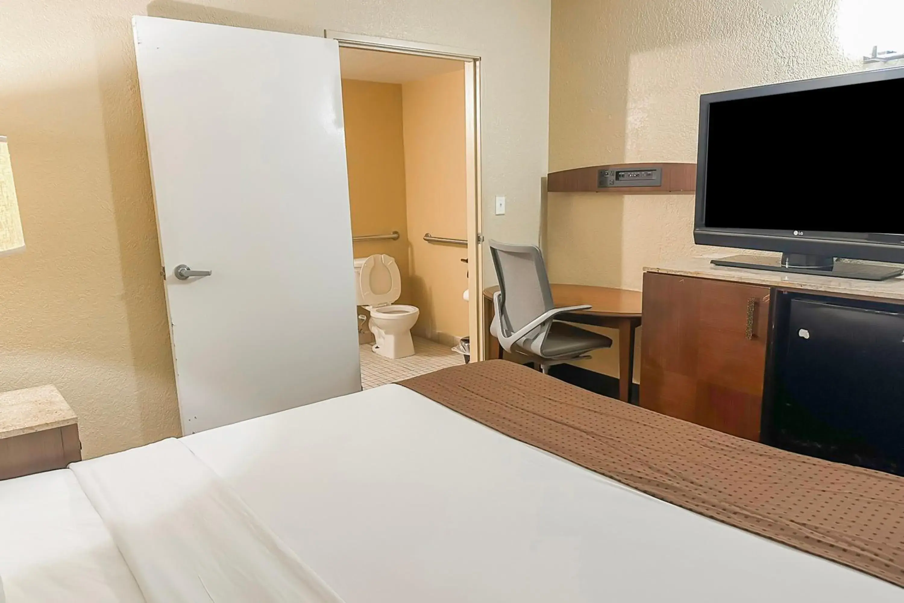 King Bed Accessible Smoking in OYO Hotel Mobile, AL I-65 at Airport Blvd King Bed Accessible Smoking in OYO Hotel Mobile, AL I-65 at Airport Blvd