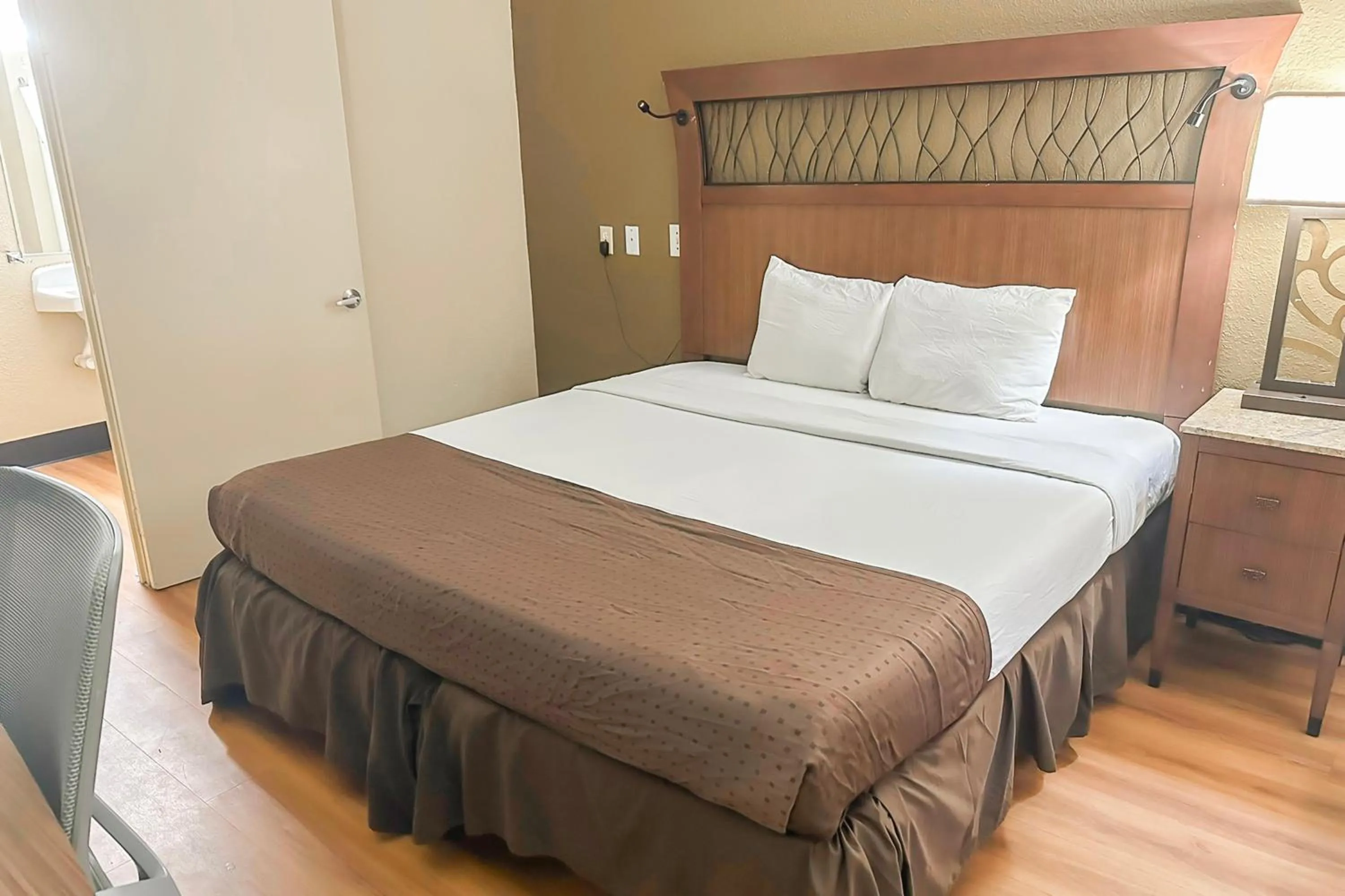 King Bed Smoking in OYO Hotel Mobile, AL I-65 at Airport Blvd