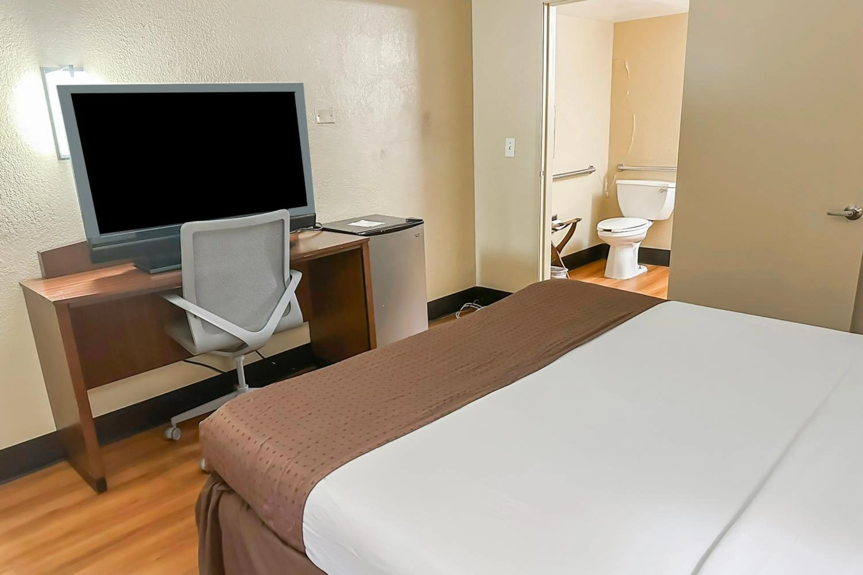 Bedroom, Bed in OYO Hotel Mobile, AL I-65 at Airport Blvd