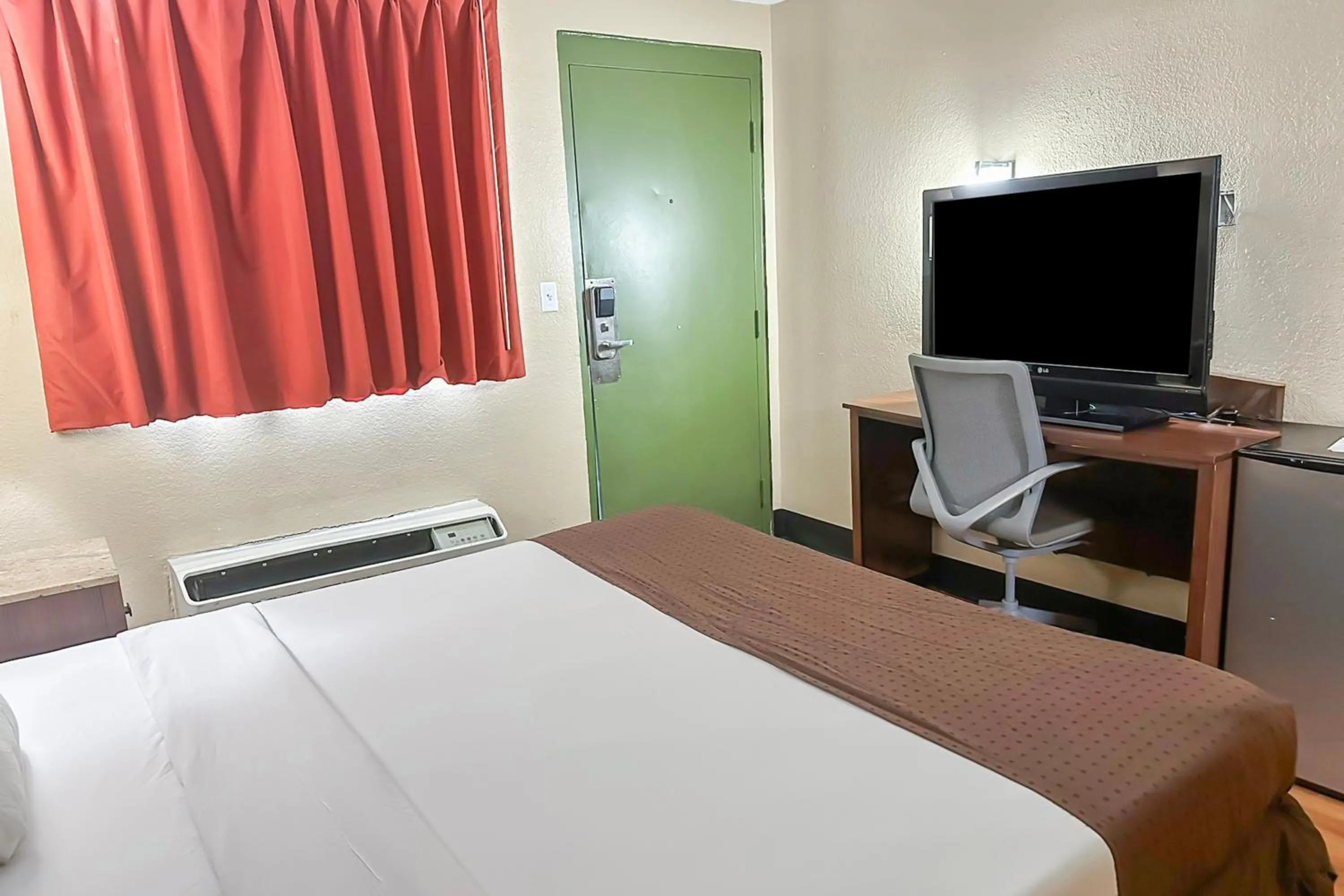 Bedroom, Bed in OYO Hotel Mobile, AL I-65 at Airport Blvd