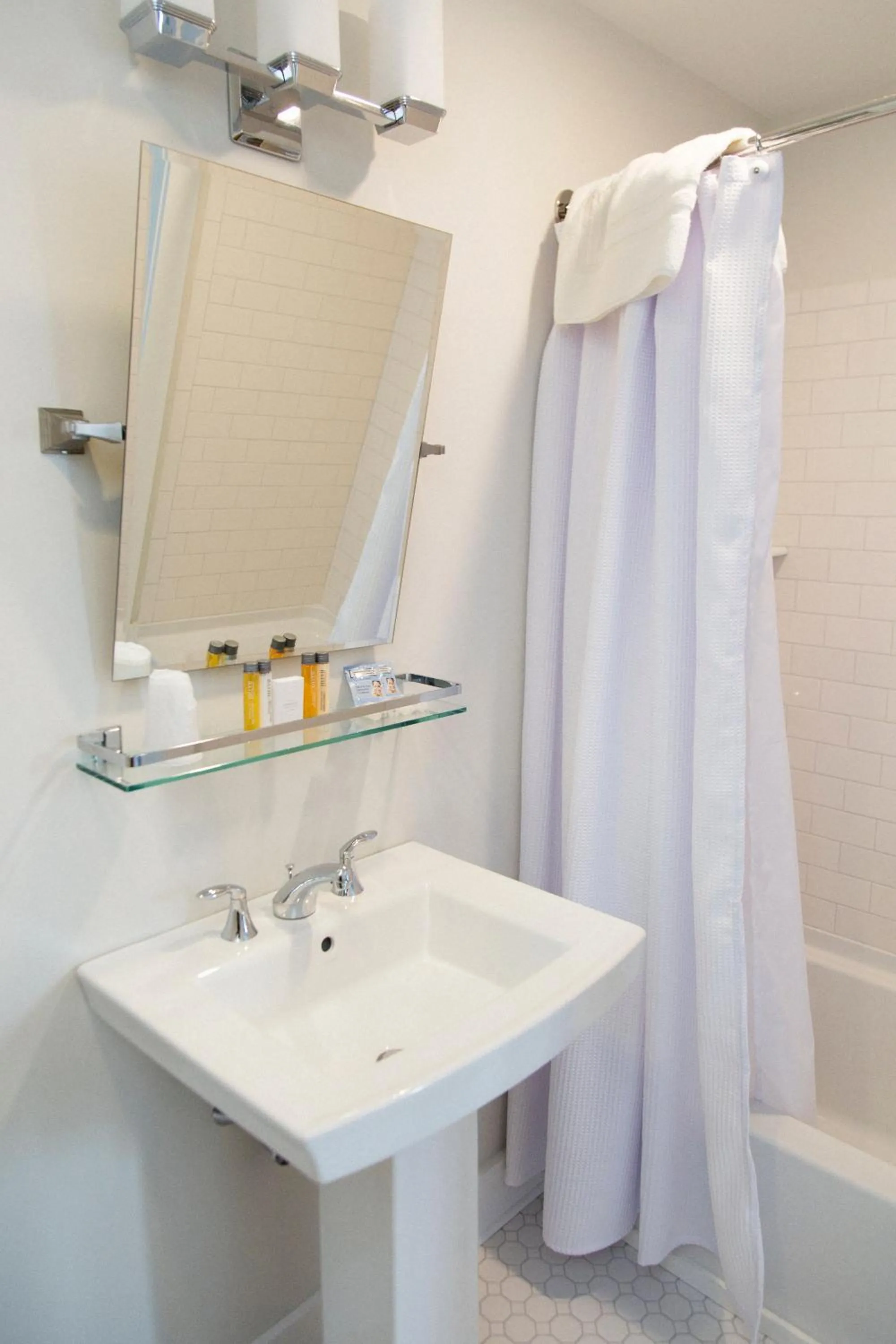 Shower in The Whaler's Inn