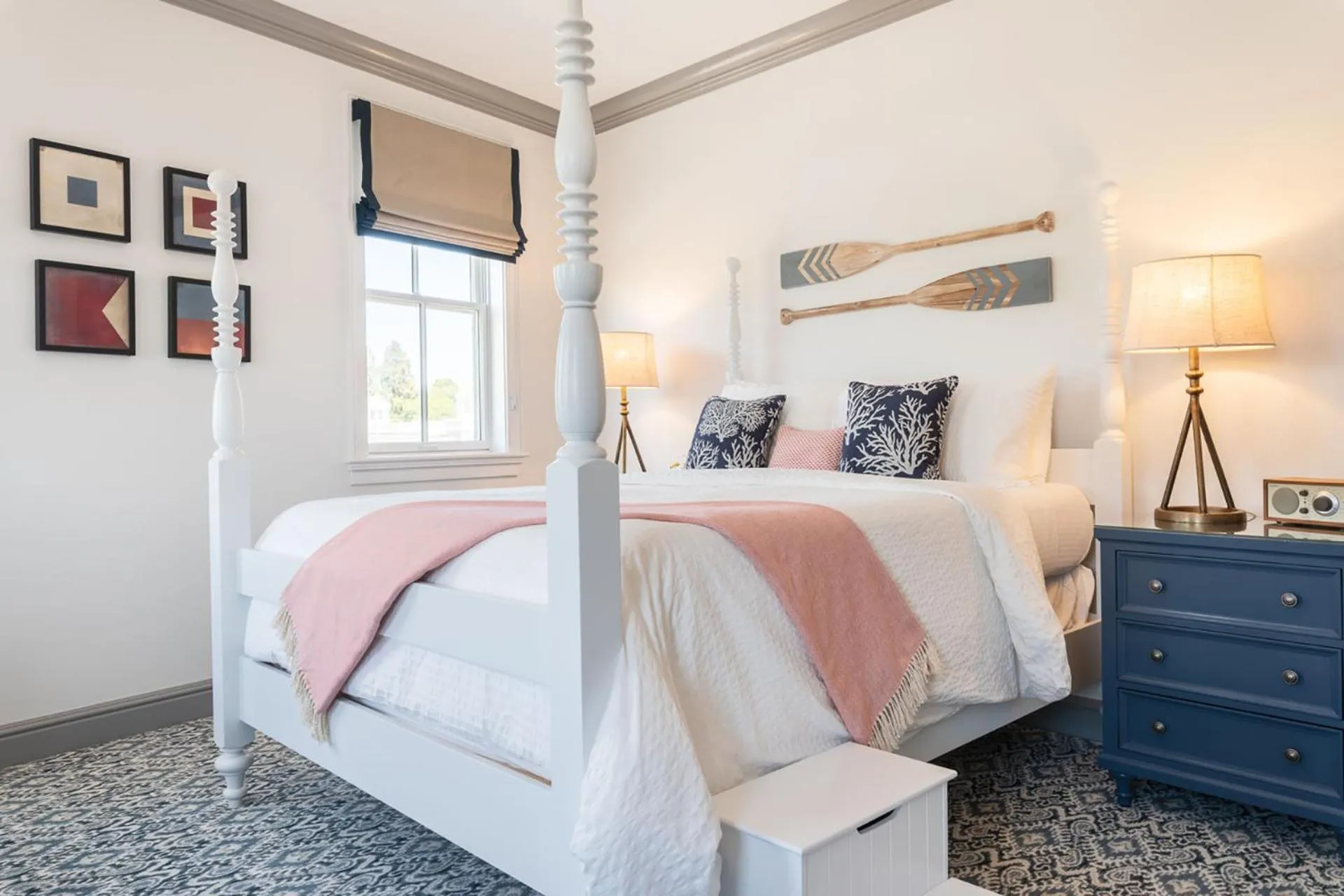 Photo of the whole room, Bed in The Whaler's Inn