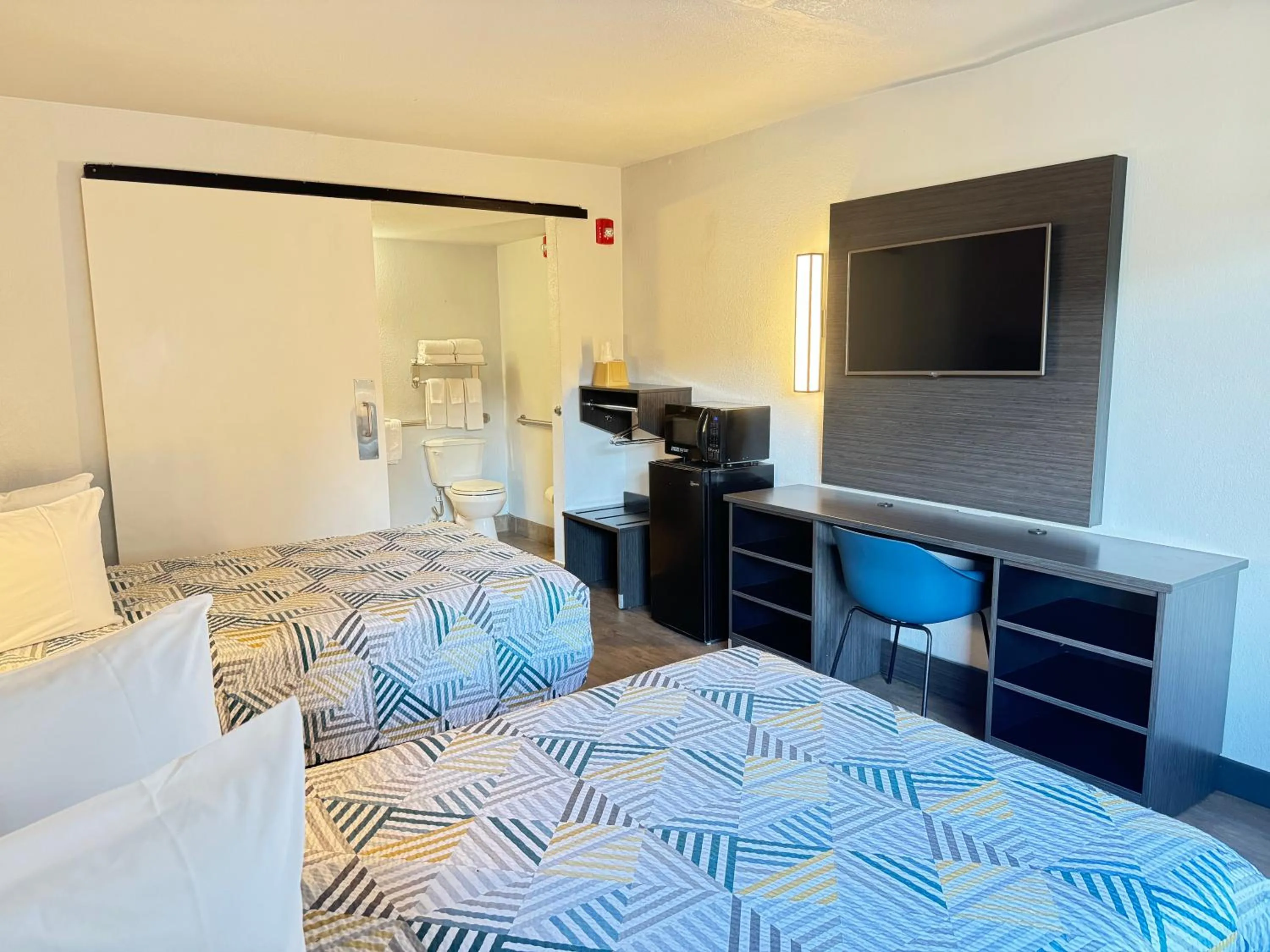 TV and multimedia, Bed in Masters Inn Tucker