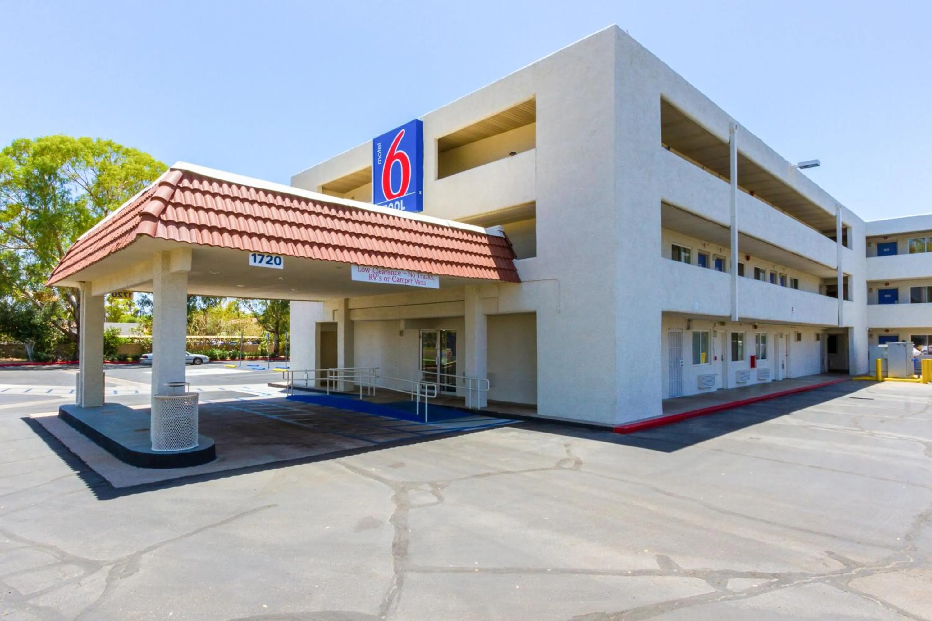Facade/entrance in Motel 6 Tempe, AZ Phoenix Airport Priest Dr