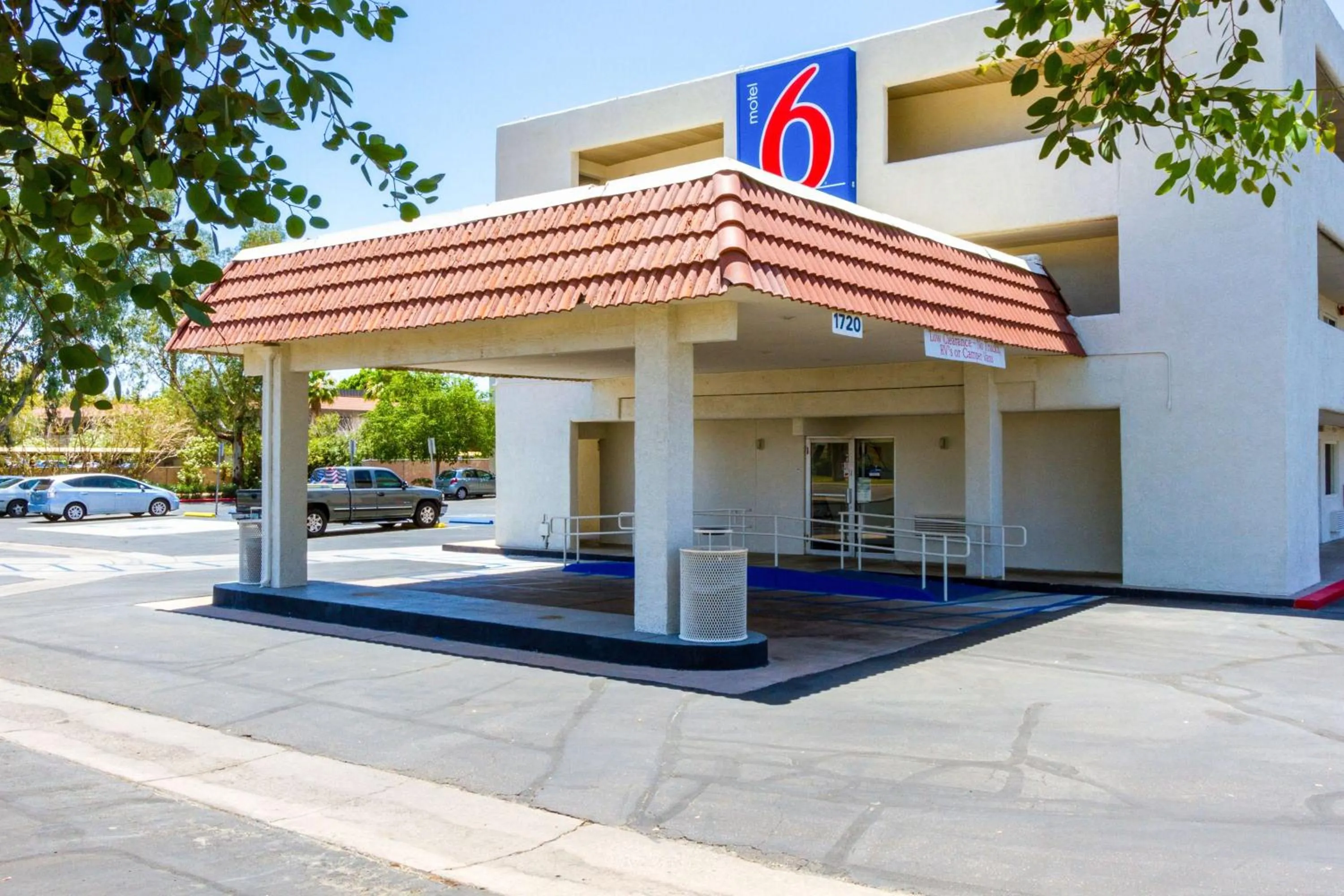 Property building in Motel 6 Tempe, AZ Phoenix Airport Priest Dr