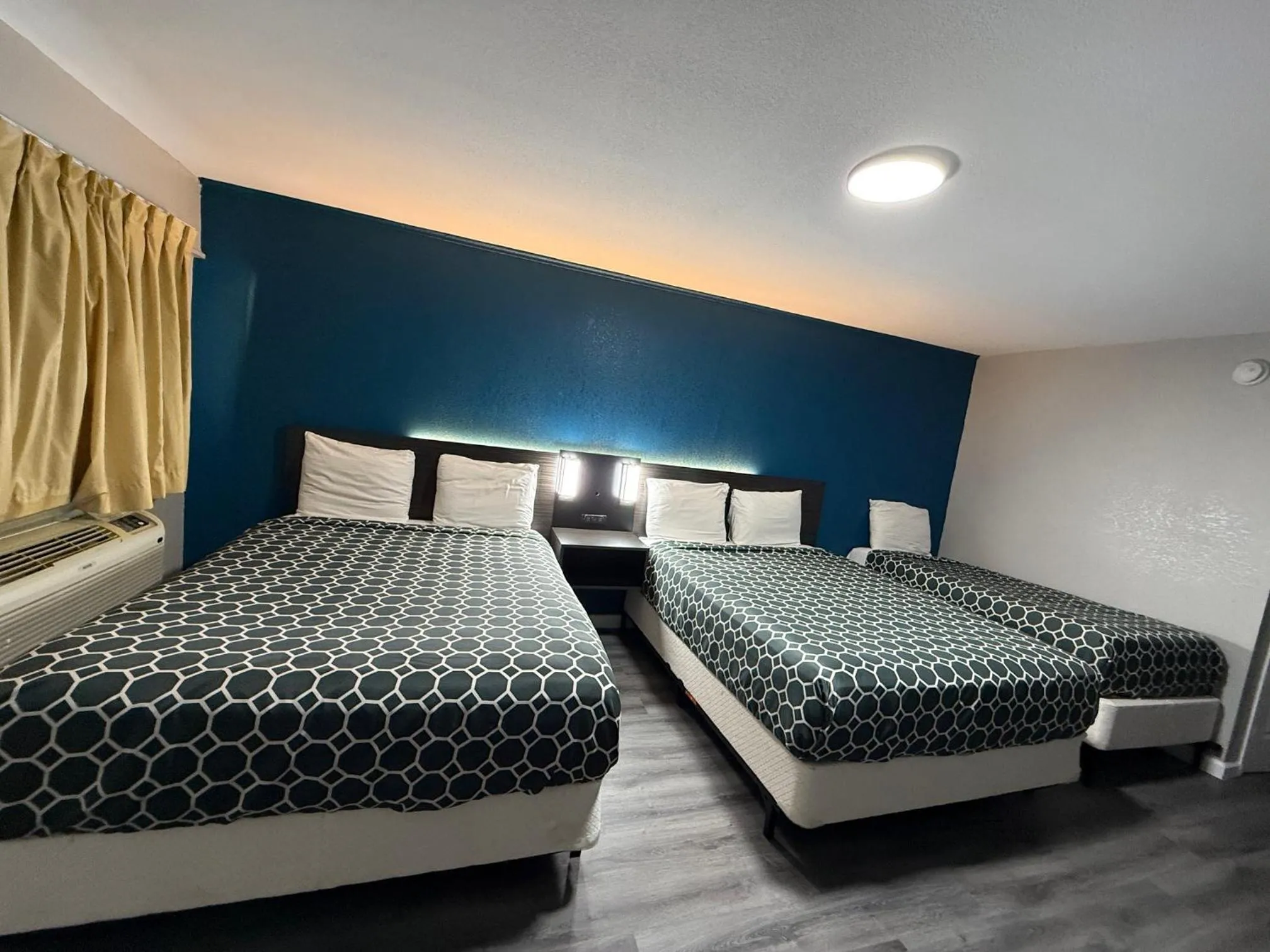 Bed in American Inn Port O'Connor