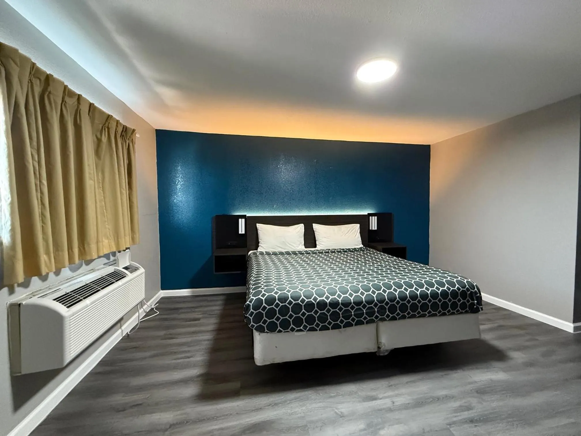 Bed in American Inn Port O'Connor