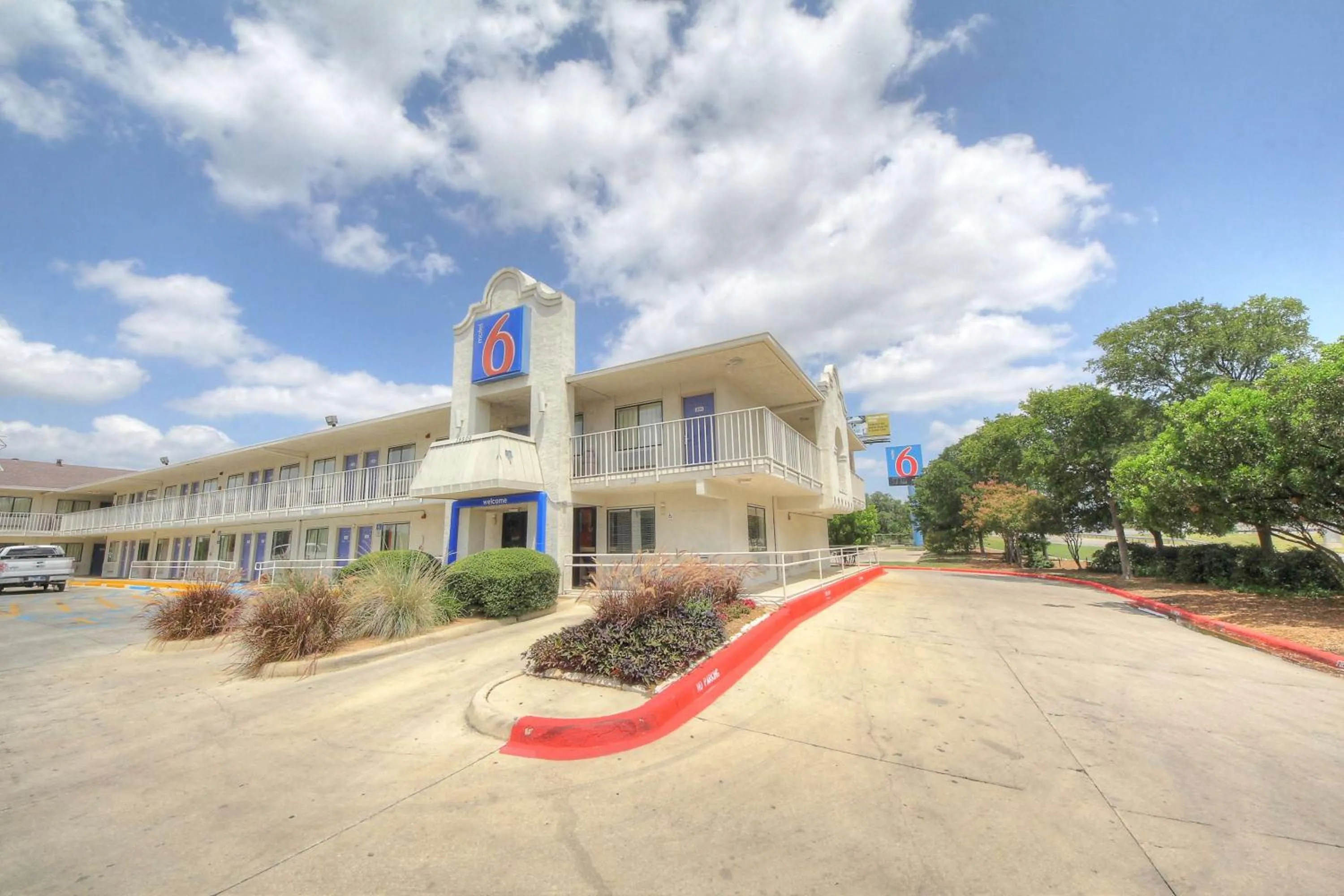 Property building in Motel 6 San Antonio, Tx Six Flags Fiesta TX - La Cantera Area
