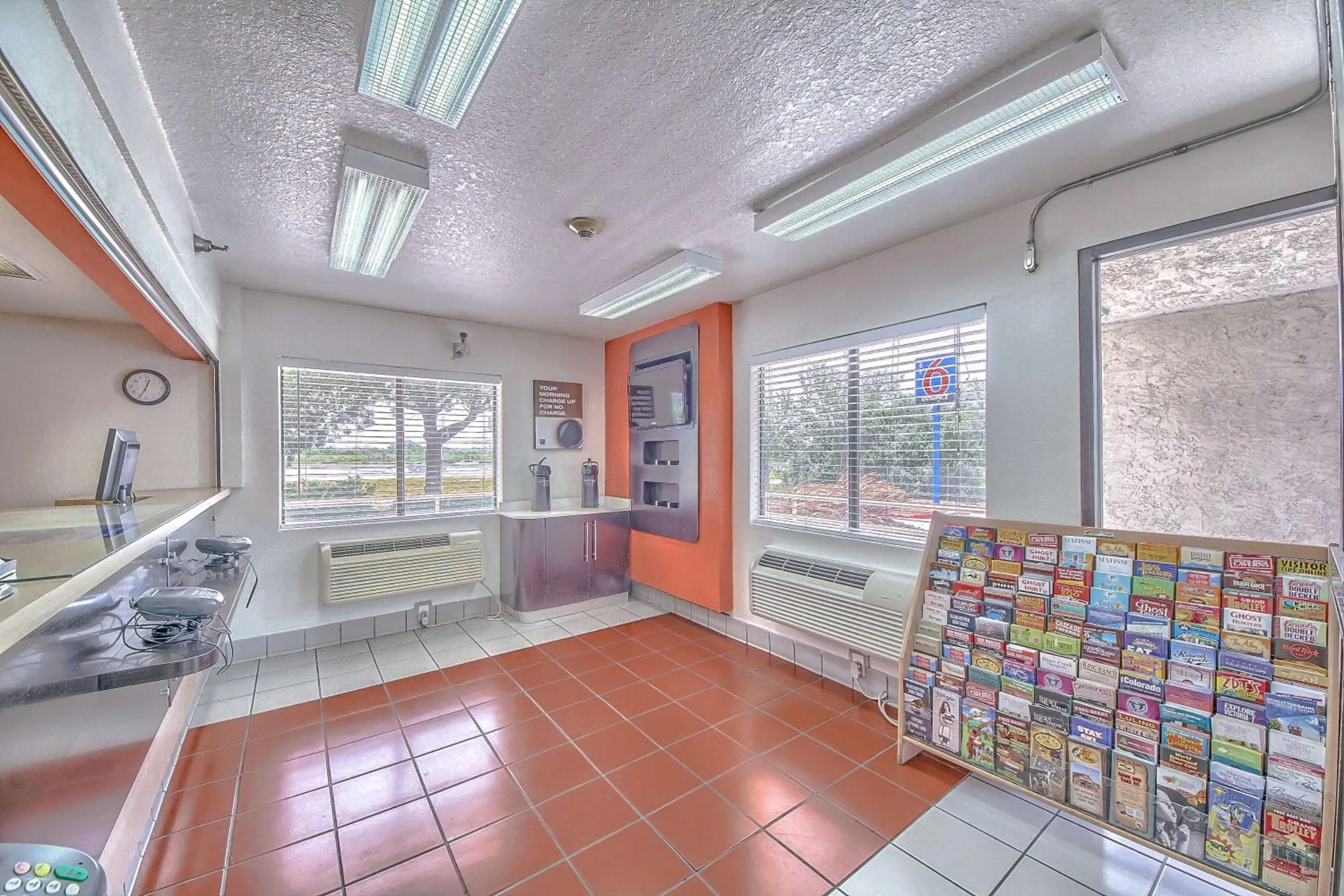 Lobby or reception in Motel 6 San Antonio, Tx Six Flags Fiesta TX - La Cantera Area