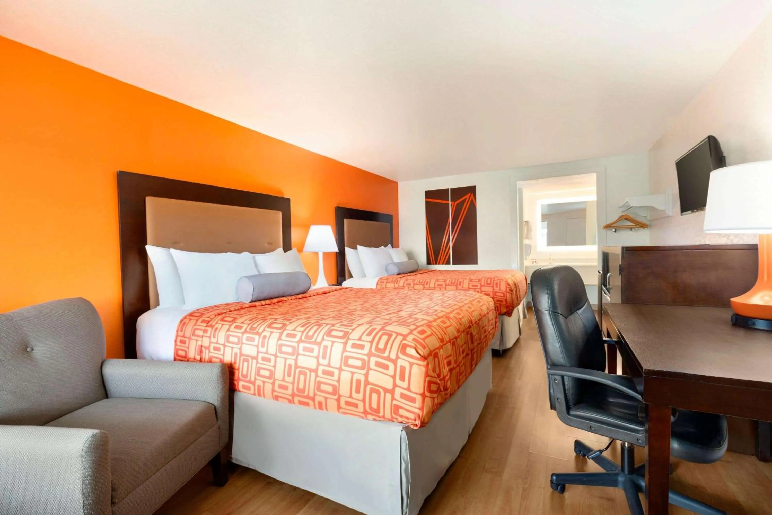 Photo of the whole room, Bed in Howard Johnson by Wyndham Harrisonburg