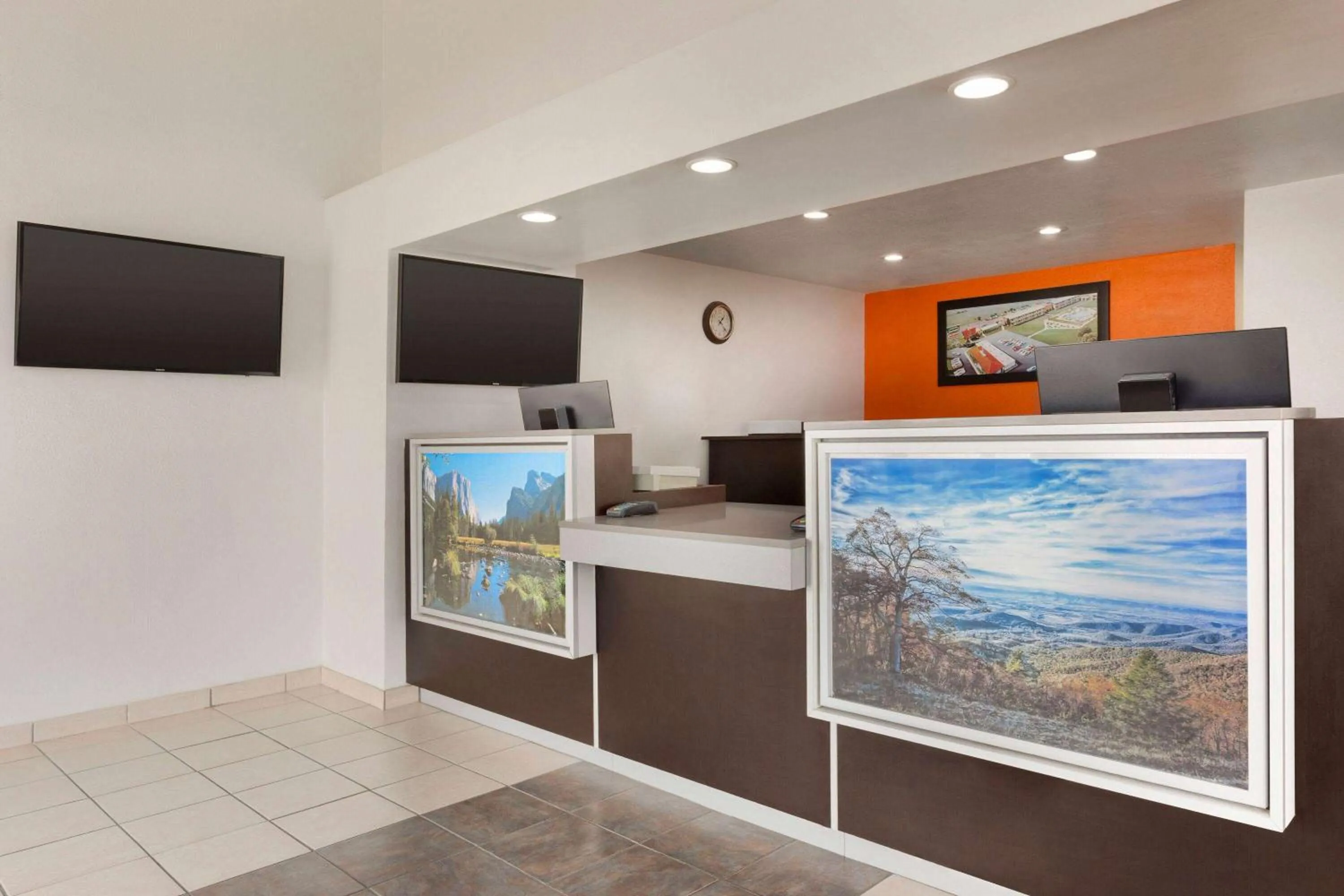 Lobby or reception in Howard Johnson by Wyndham Harrisonburg