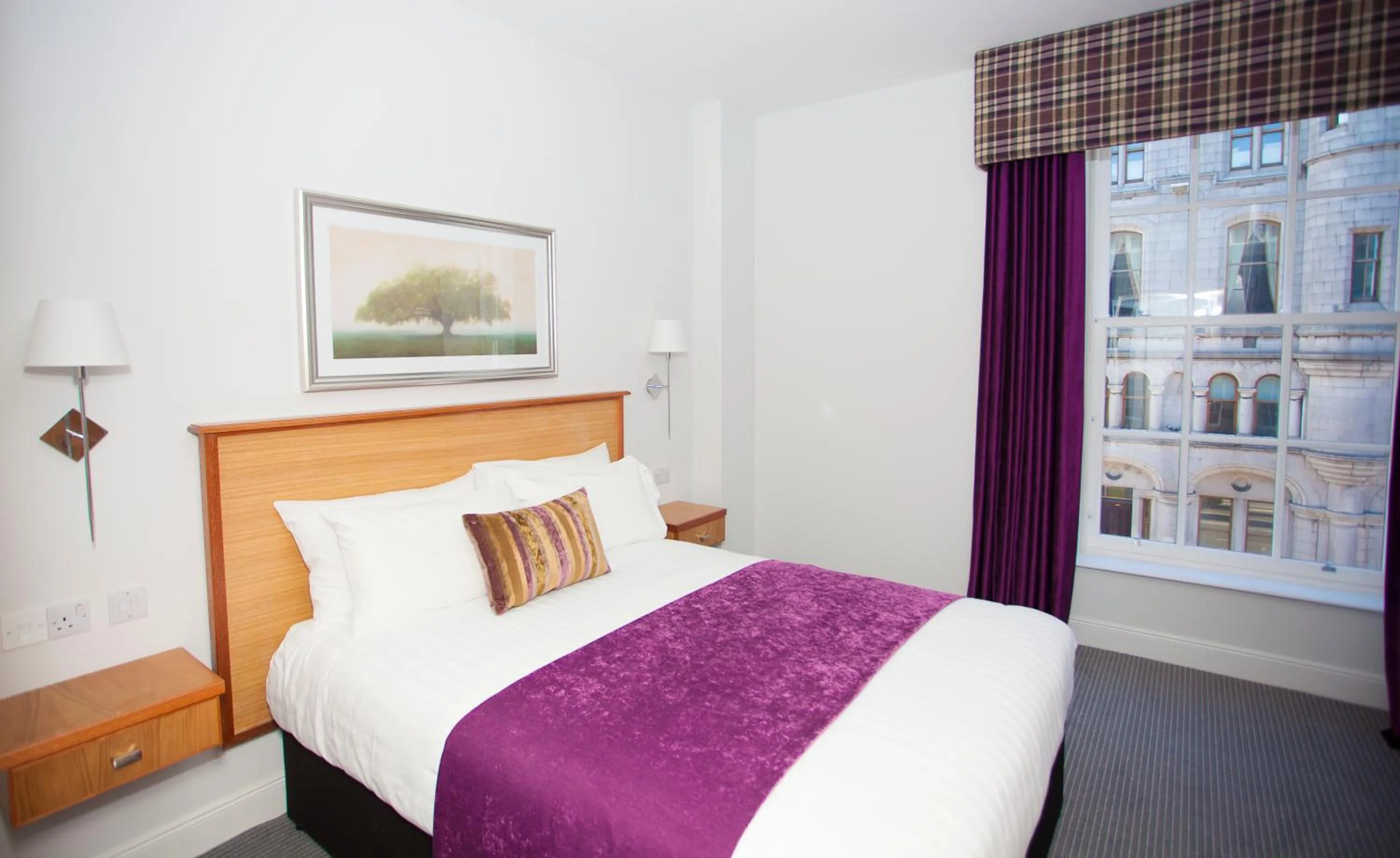 Photo of the whole room, Bed in Aberdeen Douglas Hotel