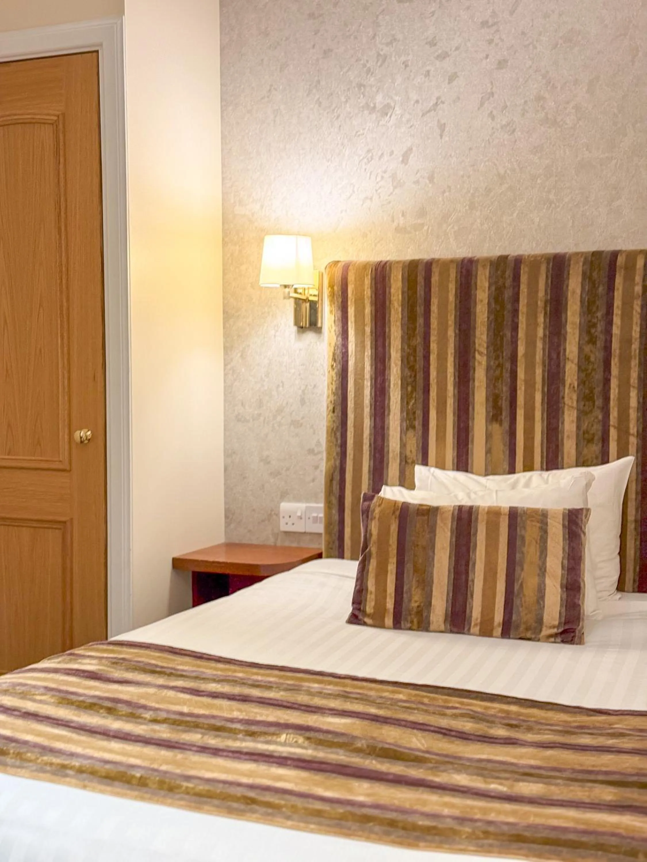 Bed in Aberdeen Douglas Hotel