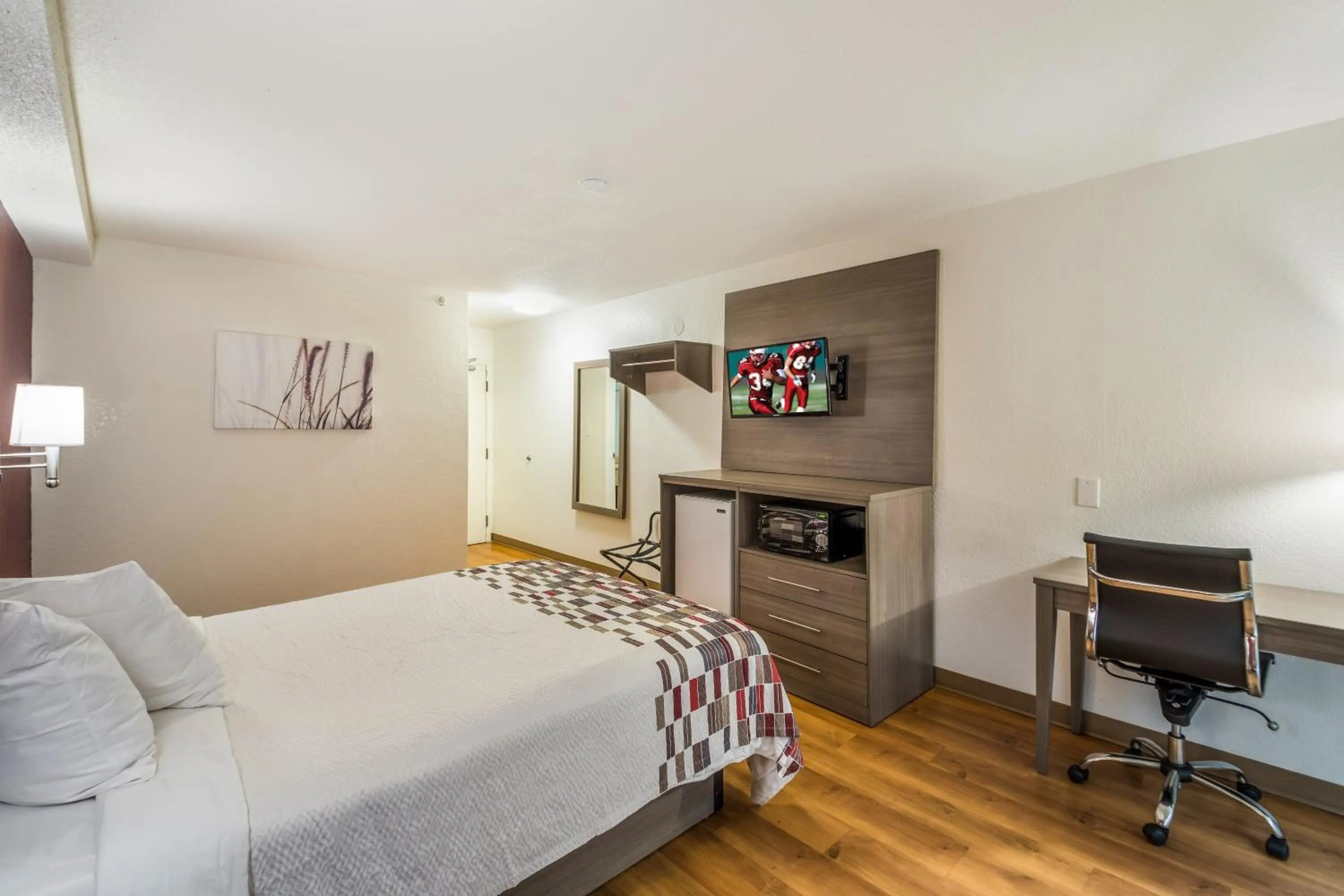 Photo of the whole room, Bed in Red Roof Inn Rochester - Airport