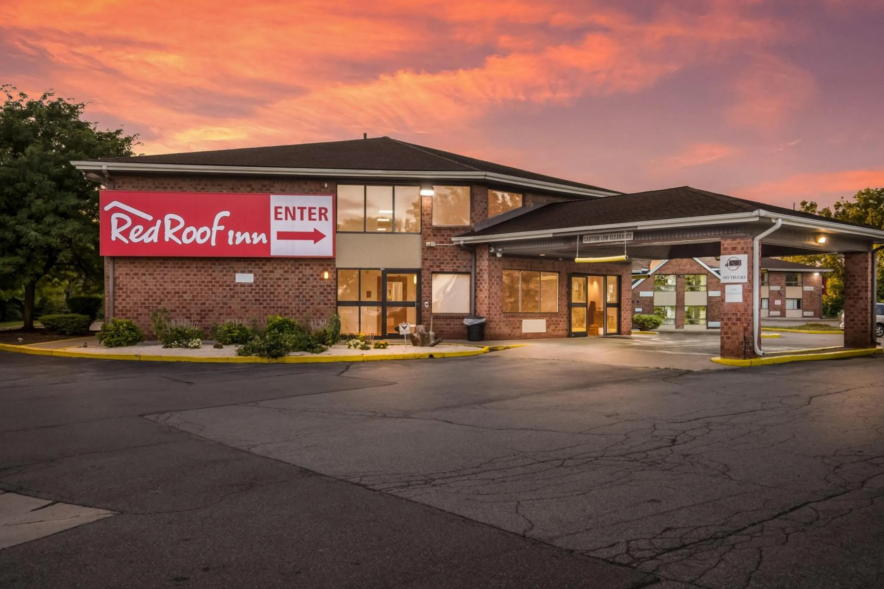 Property building in Red Roof Inn Rochester - Airport