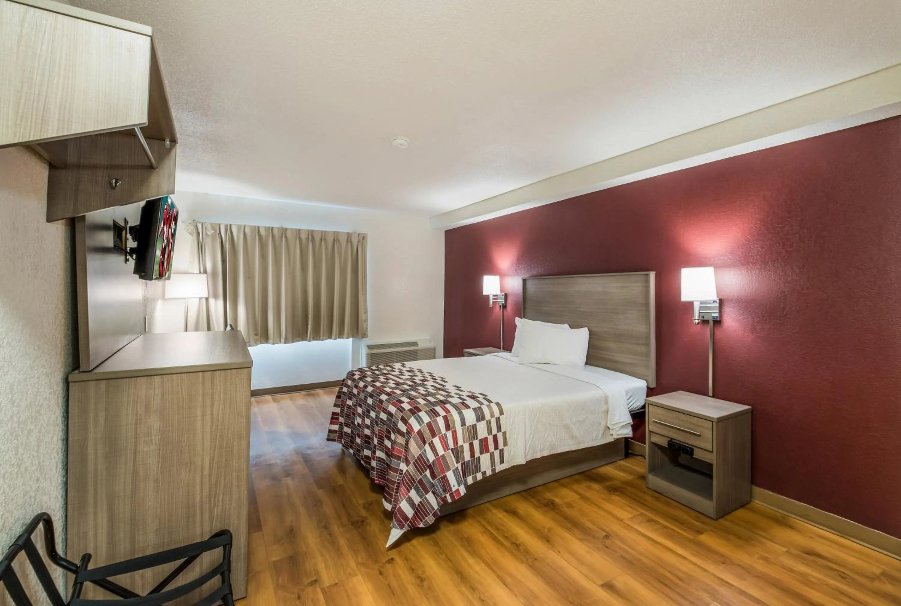 Photo of the whole room, Bed in Red Roof Inn Rochester - Airport