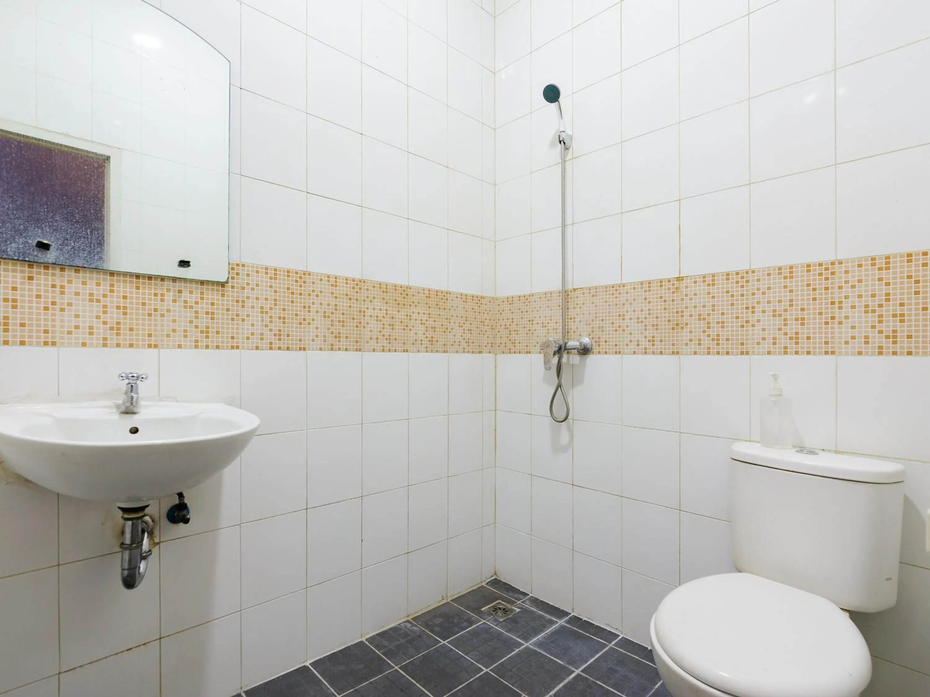 Bathroom in RedDoorz Plus @ Danau Sunter Utara