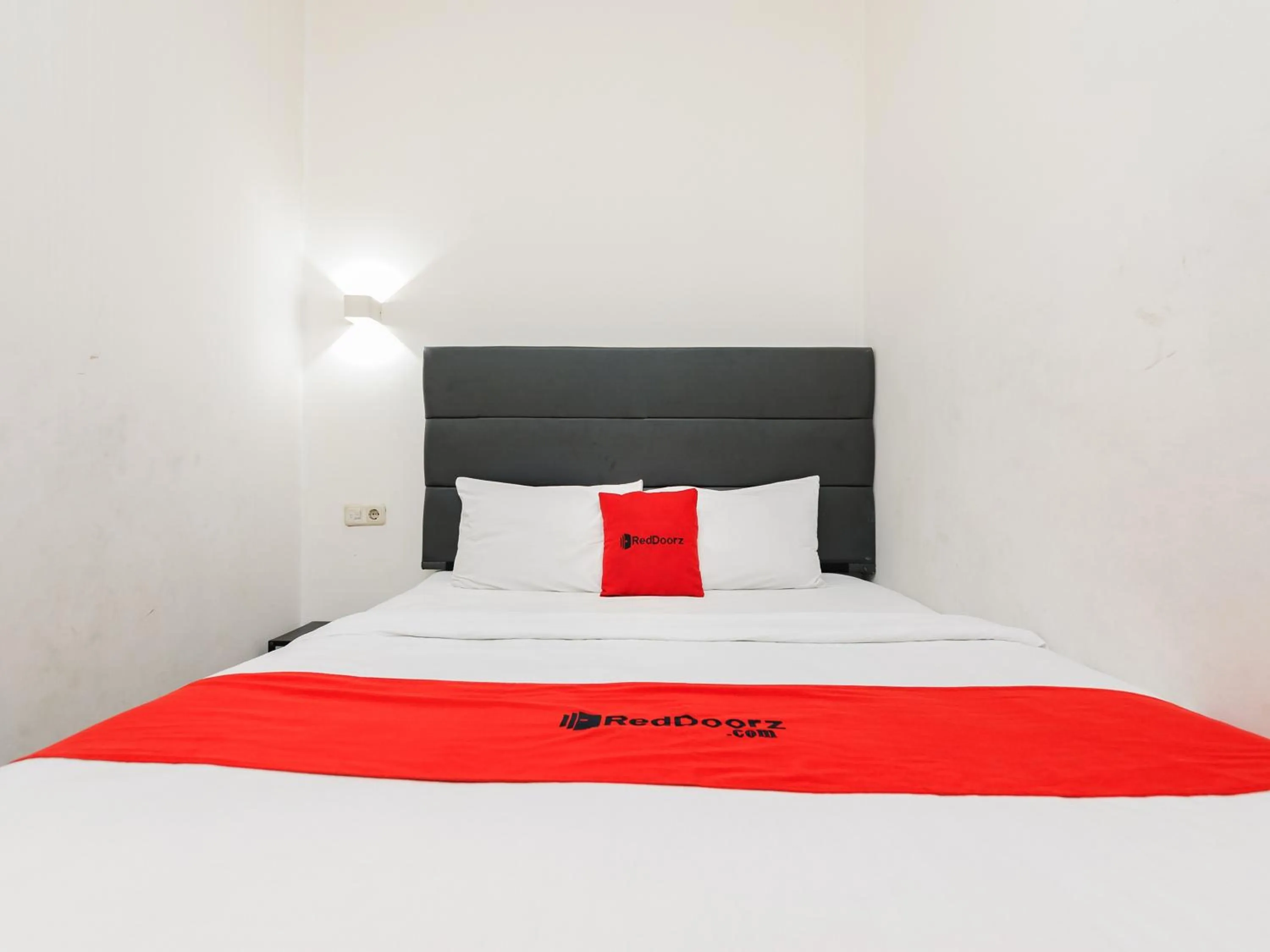 Bedroom, Bed in RedDoorz Plus @ Danau Sunter Utara