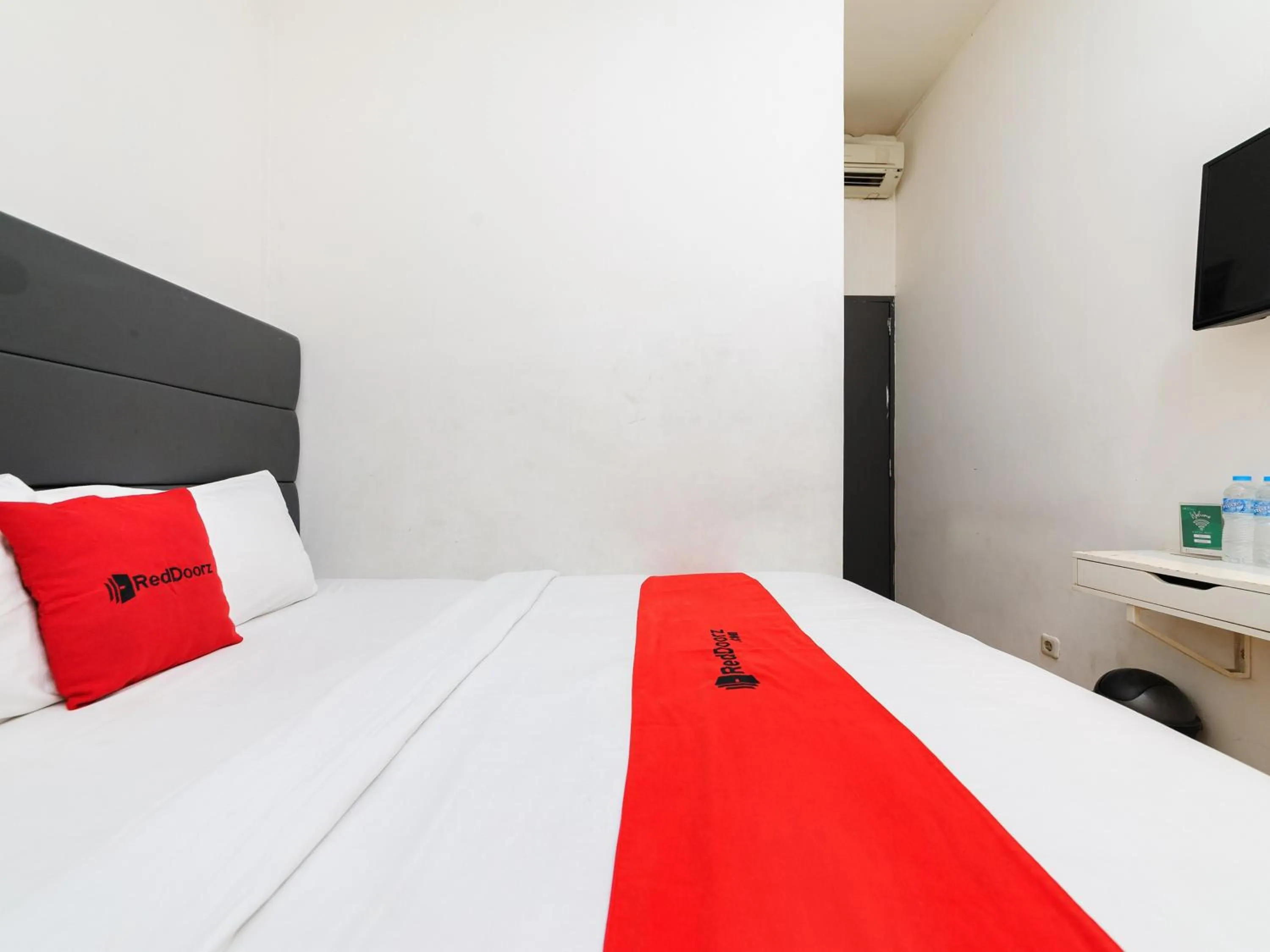 Bedroom, Bed in RedDoorz Plus @ Danau Sunter Utara