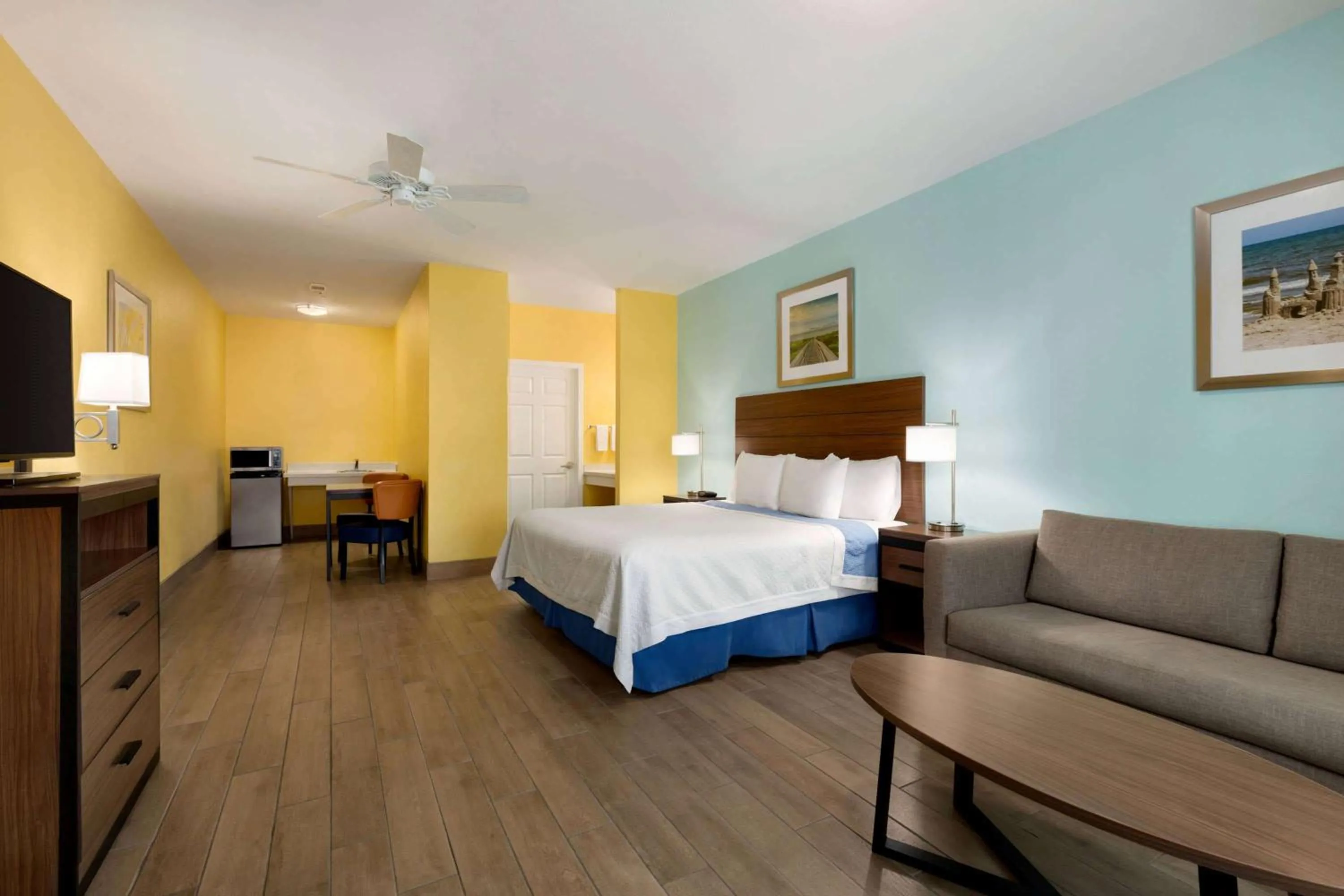 Photo of the whole room, Bed in Days Inn by Wyndham Port Aransas TX