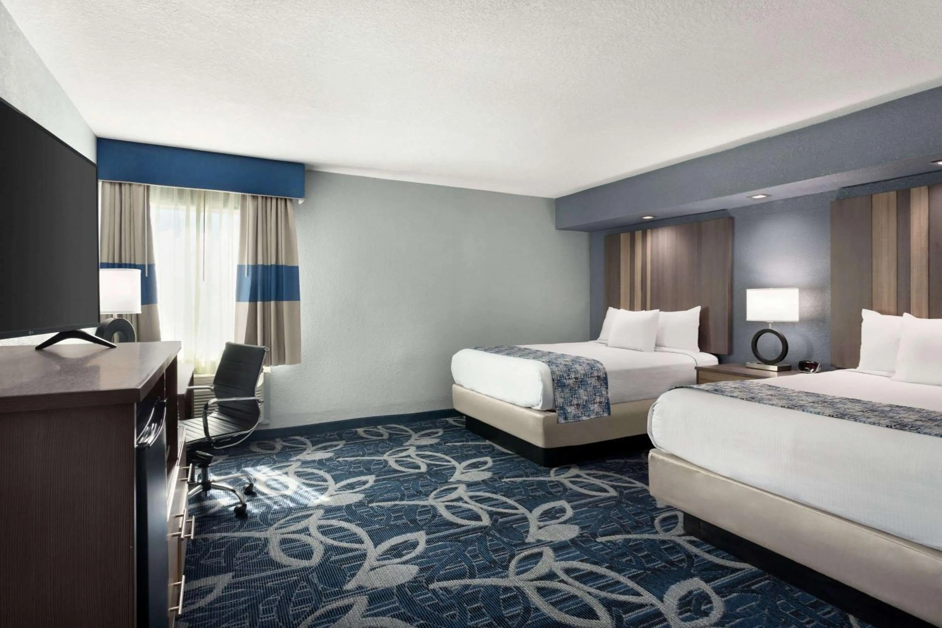 Photo of the whole room, Bed in Baymont Inn & Suites Shawnee