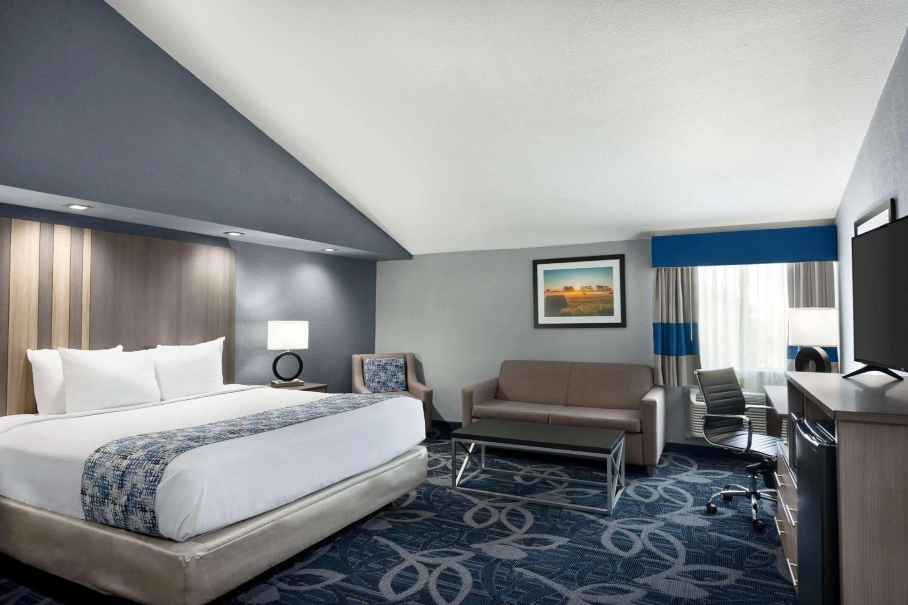 Photo of the whole room, Bed in Baymont Inn & Suites Shawnee