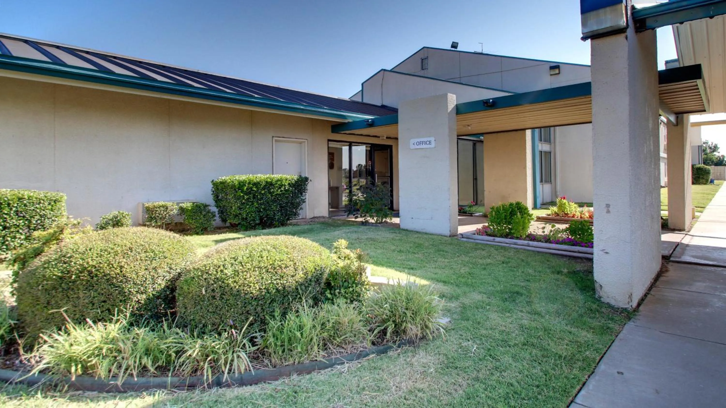 Property building in Baymont Inn & Suites Shawnee