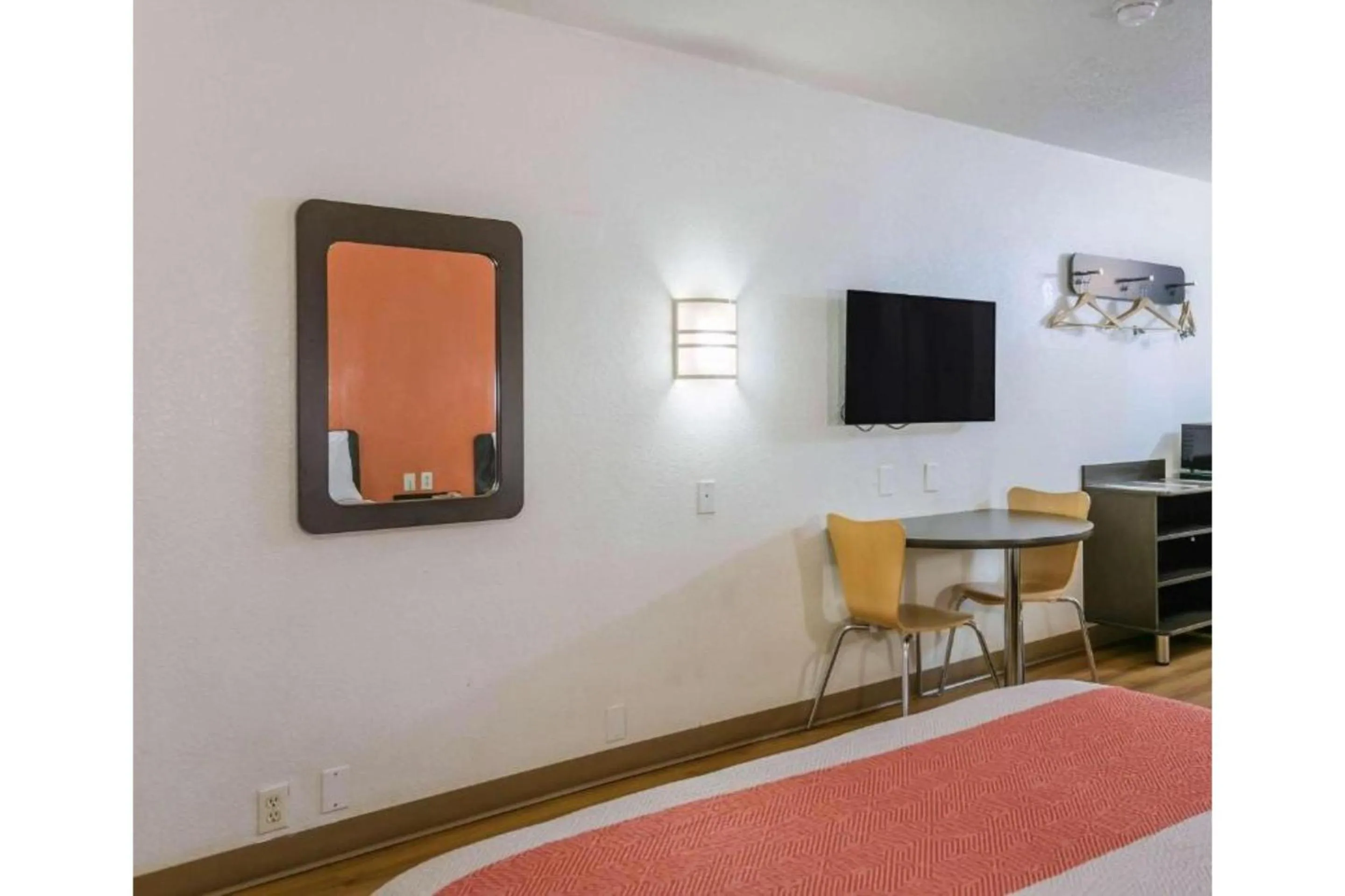 Bedroom in Motel 6 Hagerstown MD