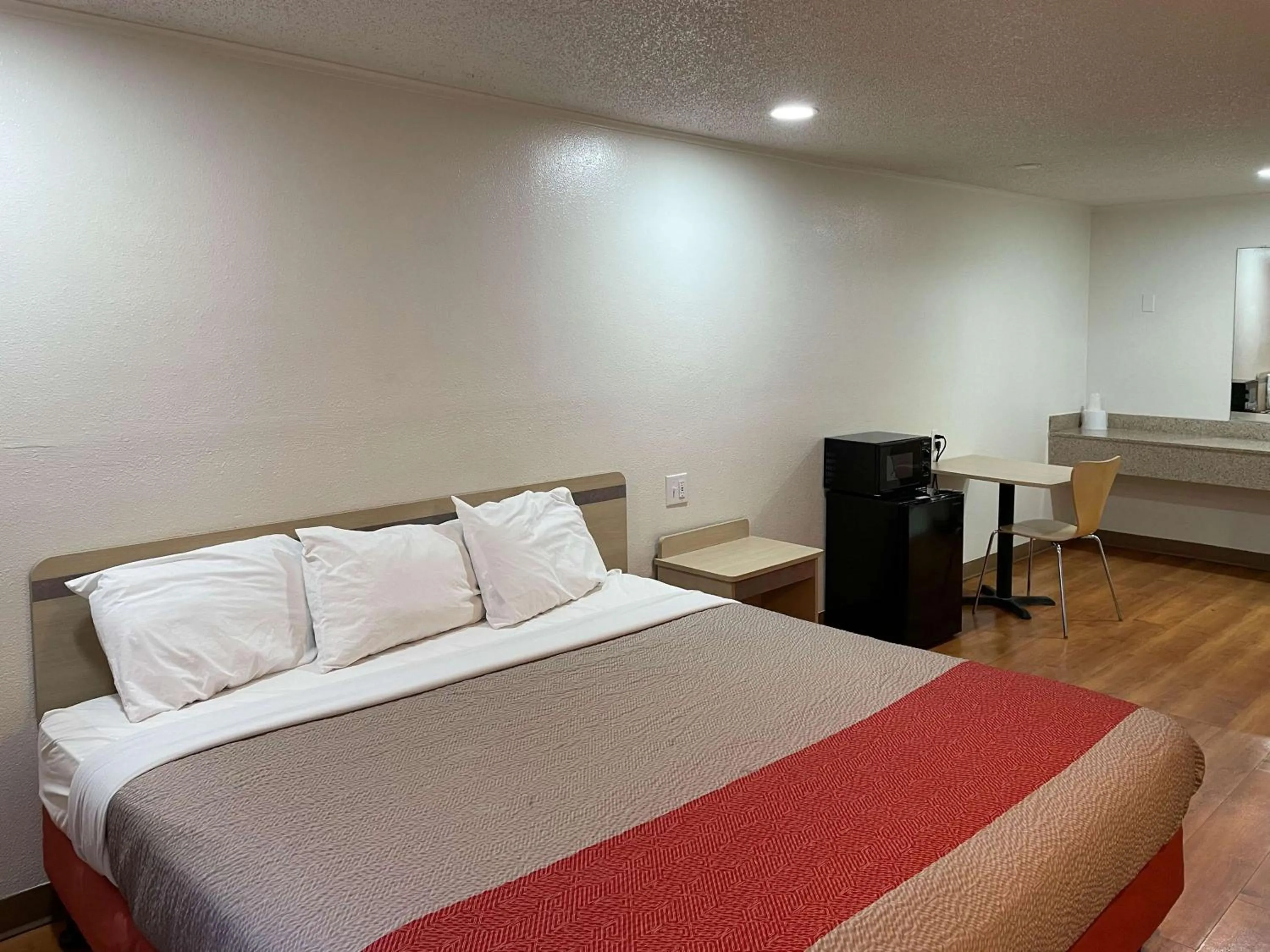 Bedroom, Bed in Motel 6 Hagerstown MD