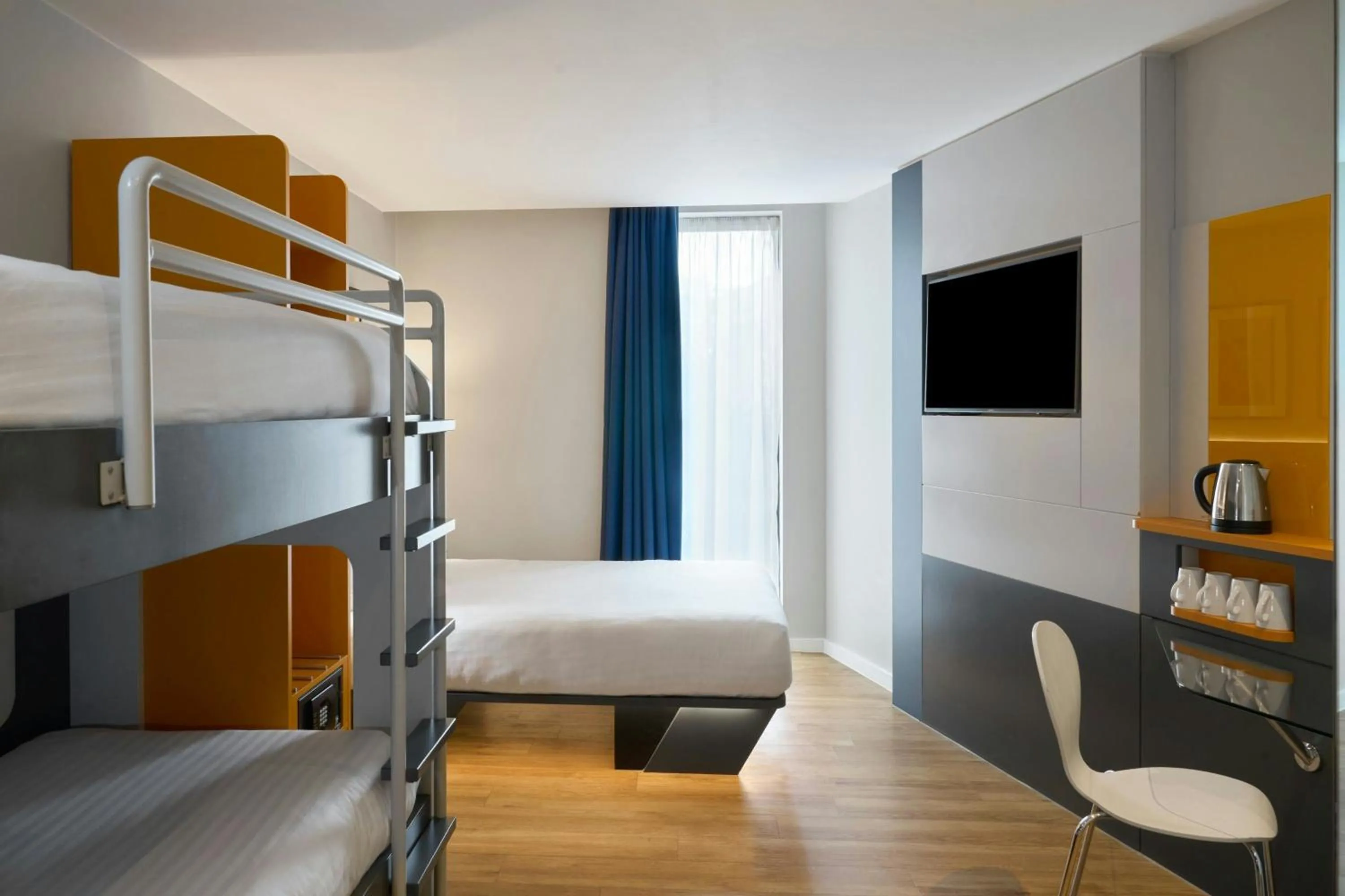 Photo of the whole room, Bed in Four Points Flex by Sheraton Cardiff