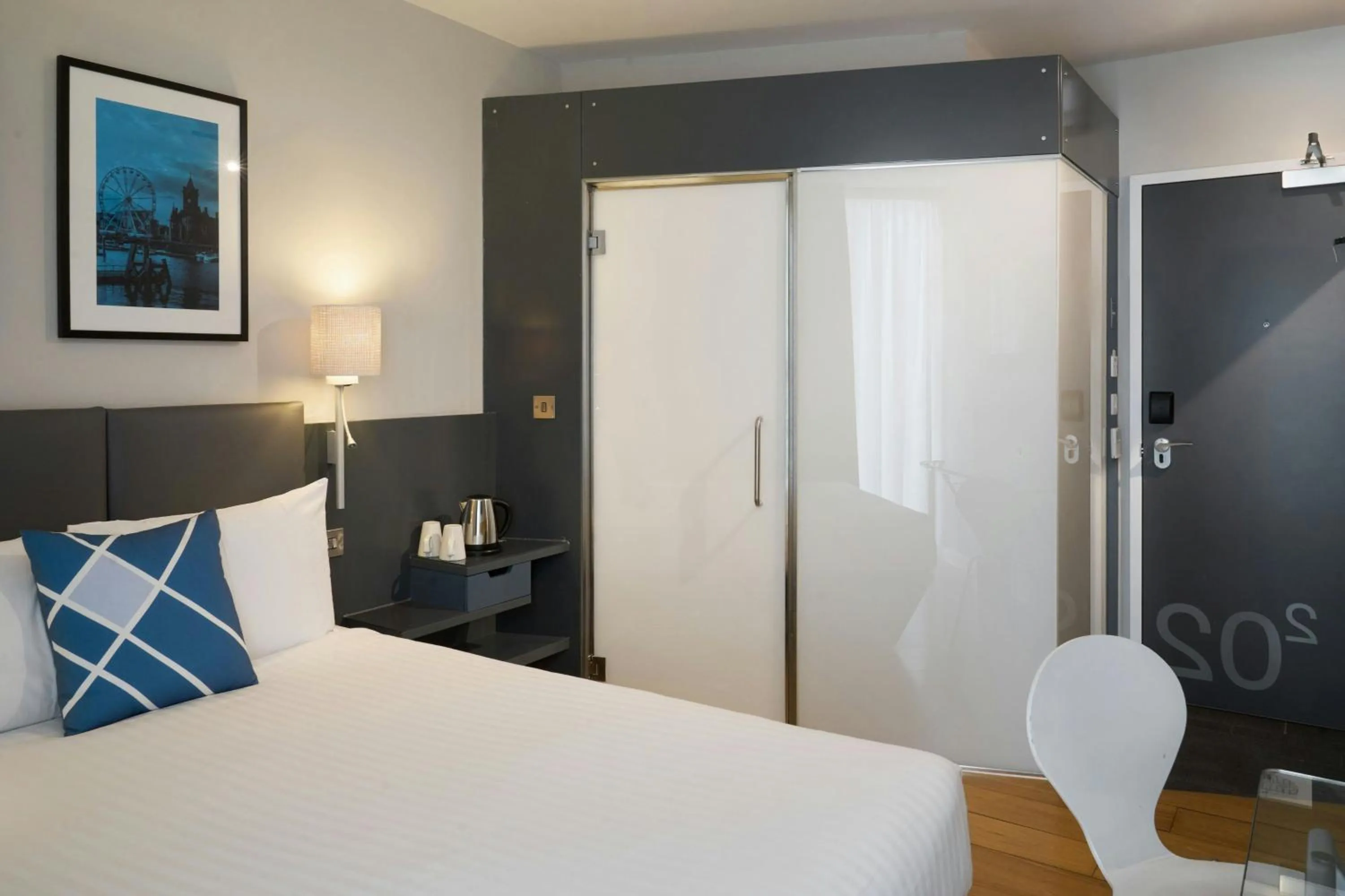 Photo of the whole room, Bed in Four Points Flex by Sheraton Cardiff