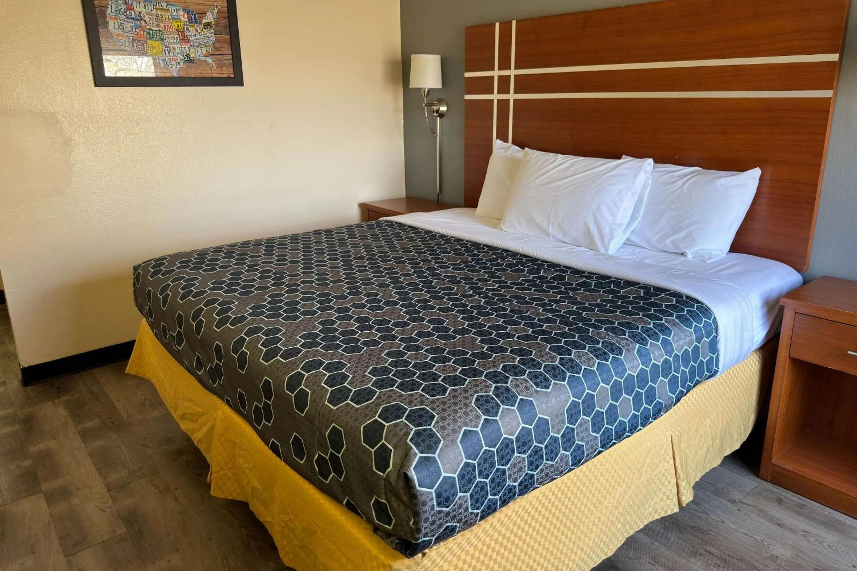 Bedroom, Bed in Econo Lodge Waite Park - St Cloud