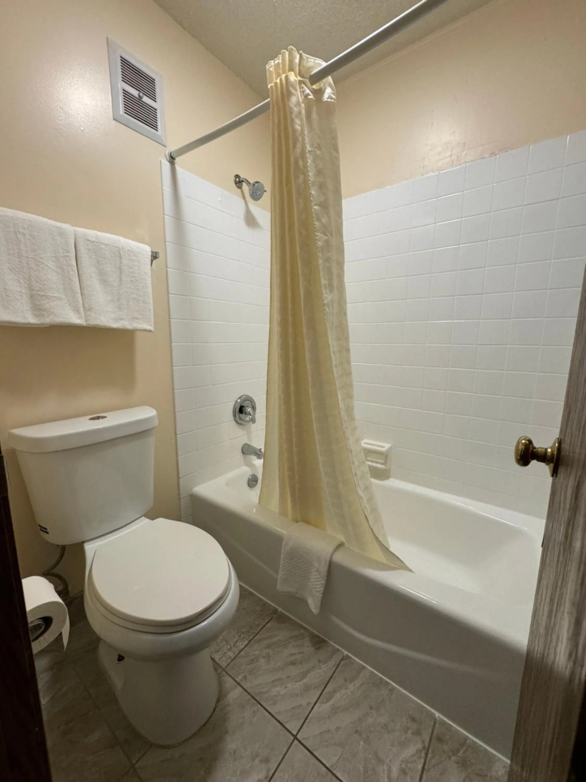 Shower in Econo Lodge Waite Park - St Cloud