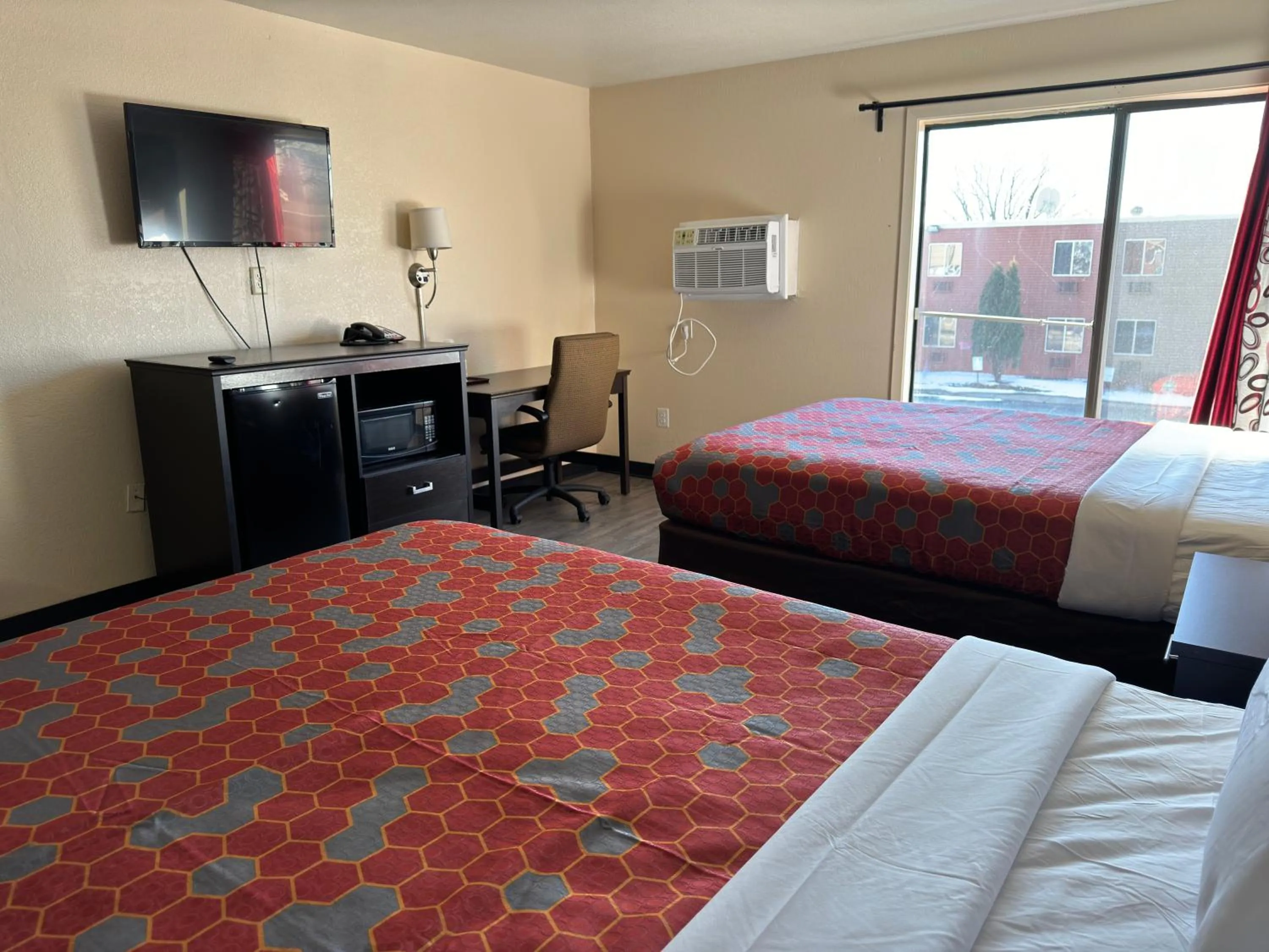 TV and multimedia, Bed in Econo Lodge Waite Park - St Cloud