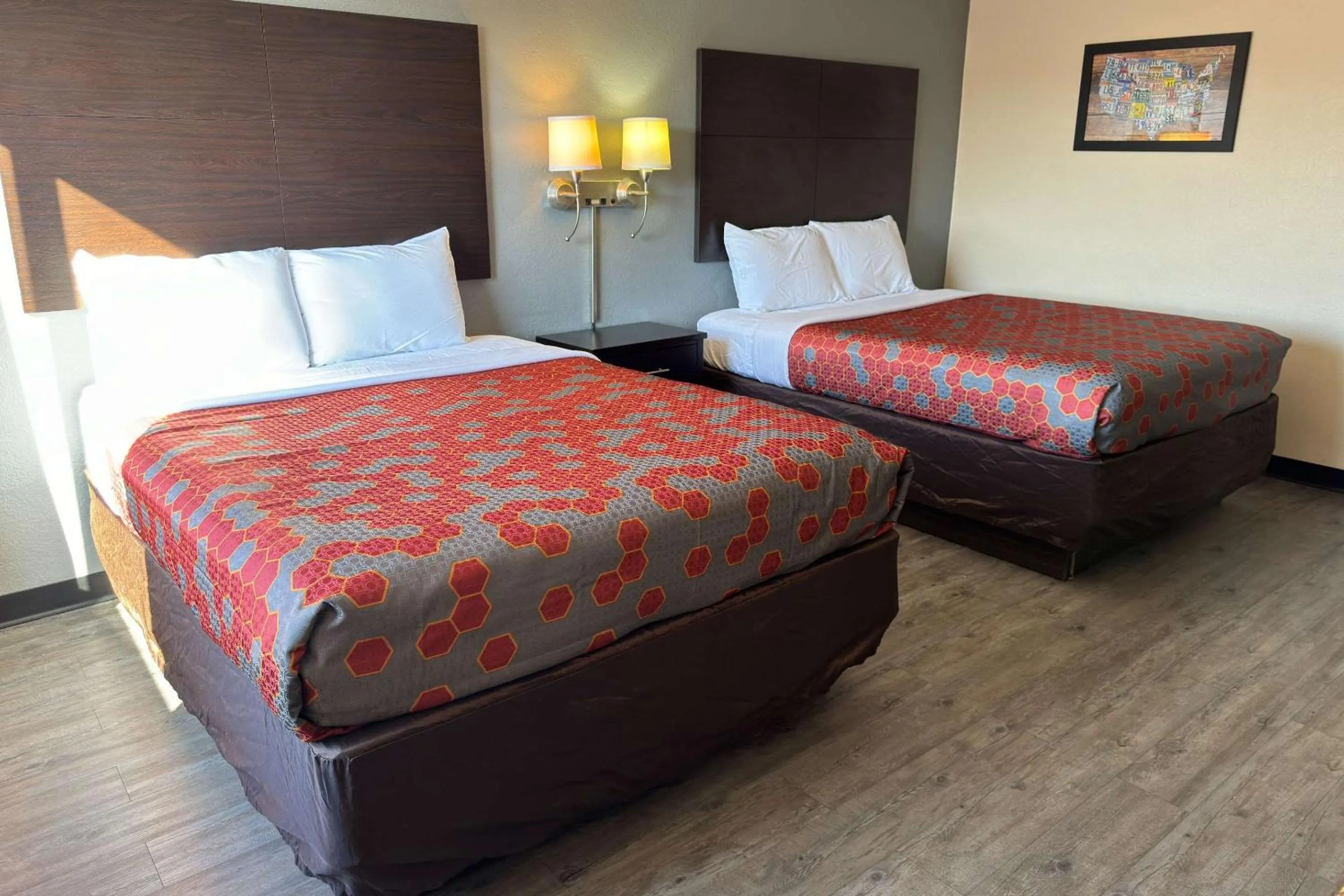 Bedroom, Bed in Econo Lodge Waite Park - St Cloud