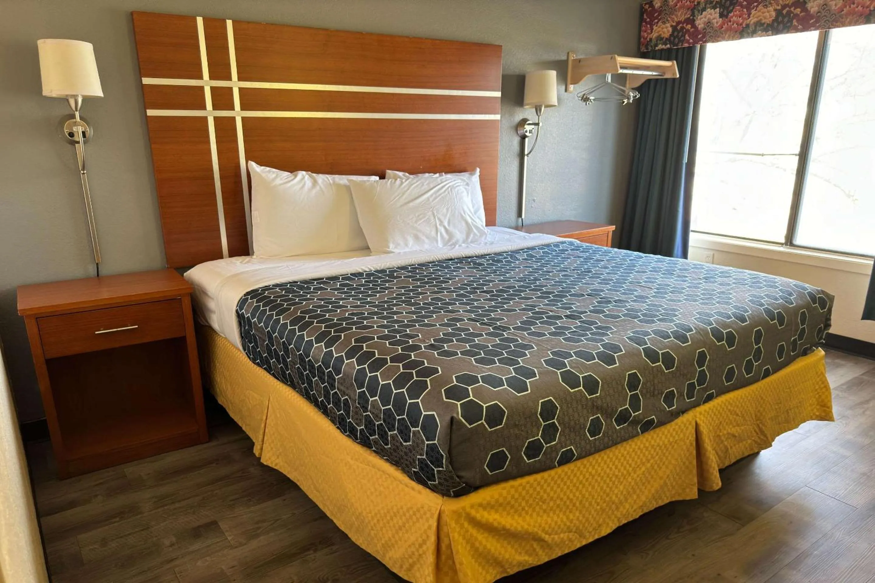 Bedroom, Bed in Econo Lodge Waite Park - St Cloud