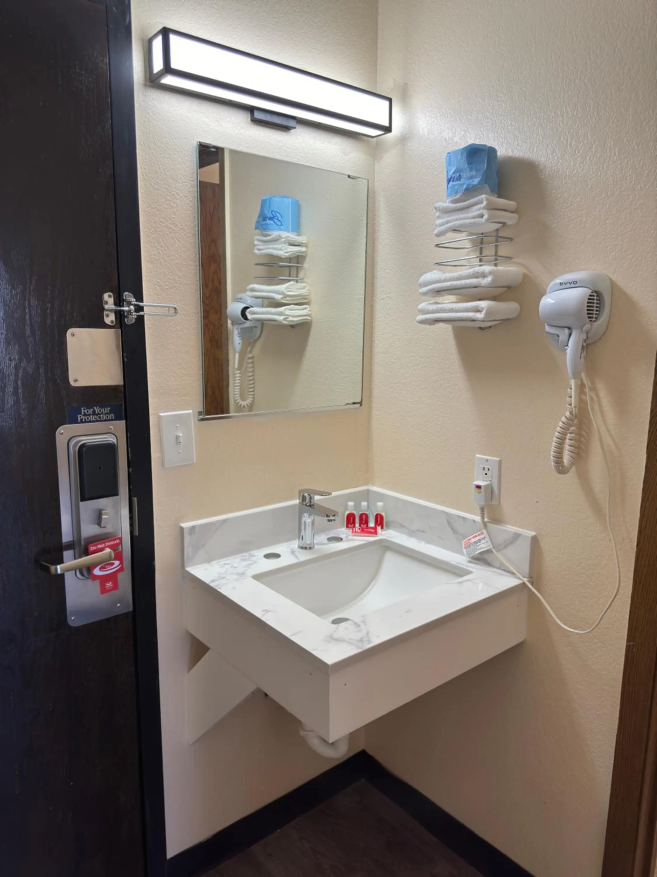 Bathroom in Econo Lodge Waite Park - St Cloud
