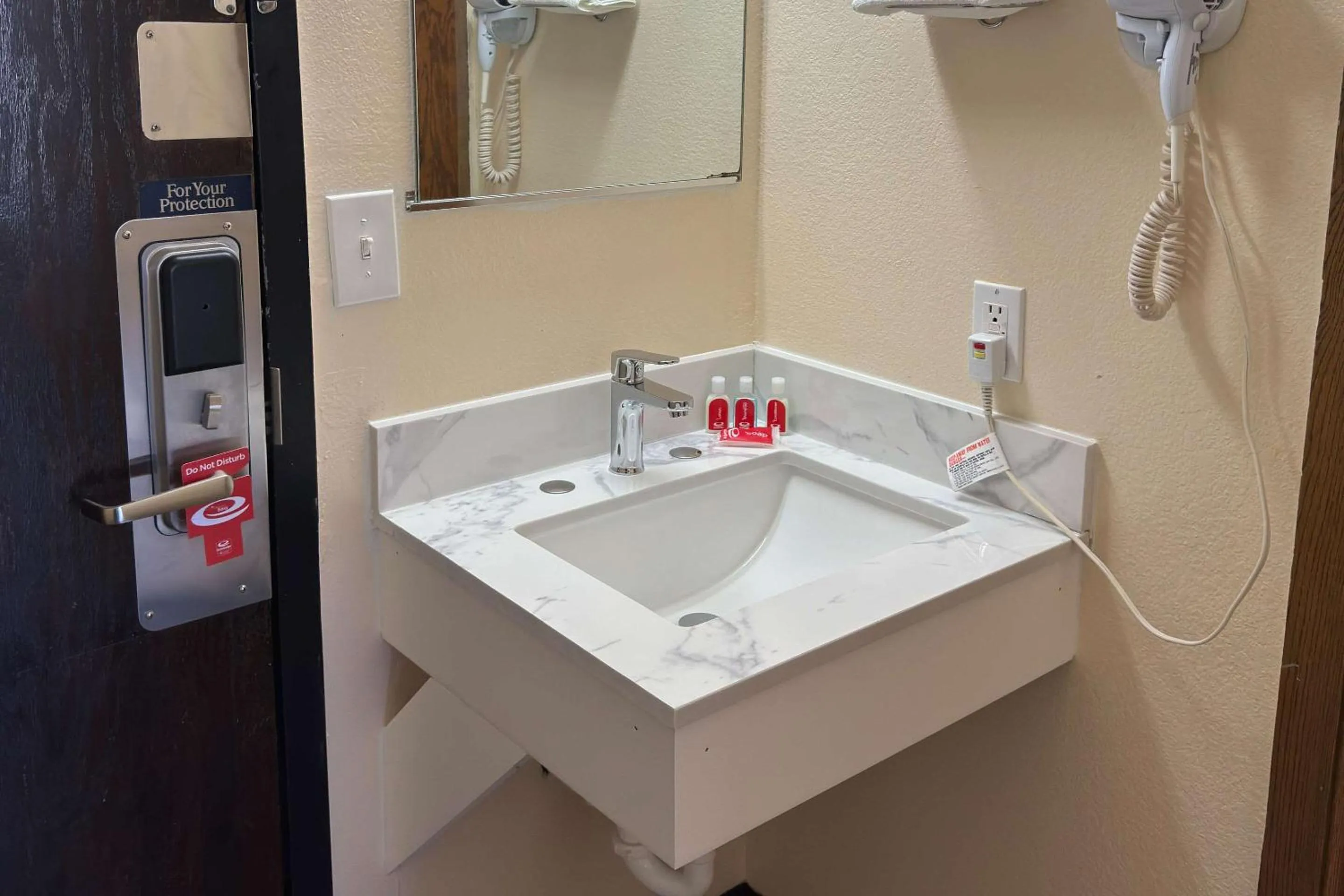 Bedroom in Econo Lodge Waite Park - St Cloud