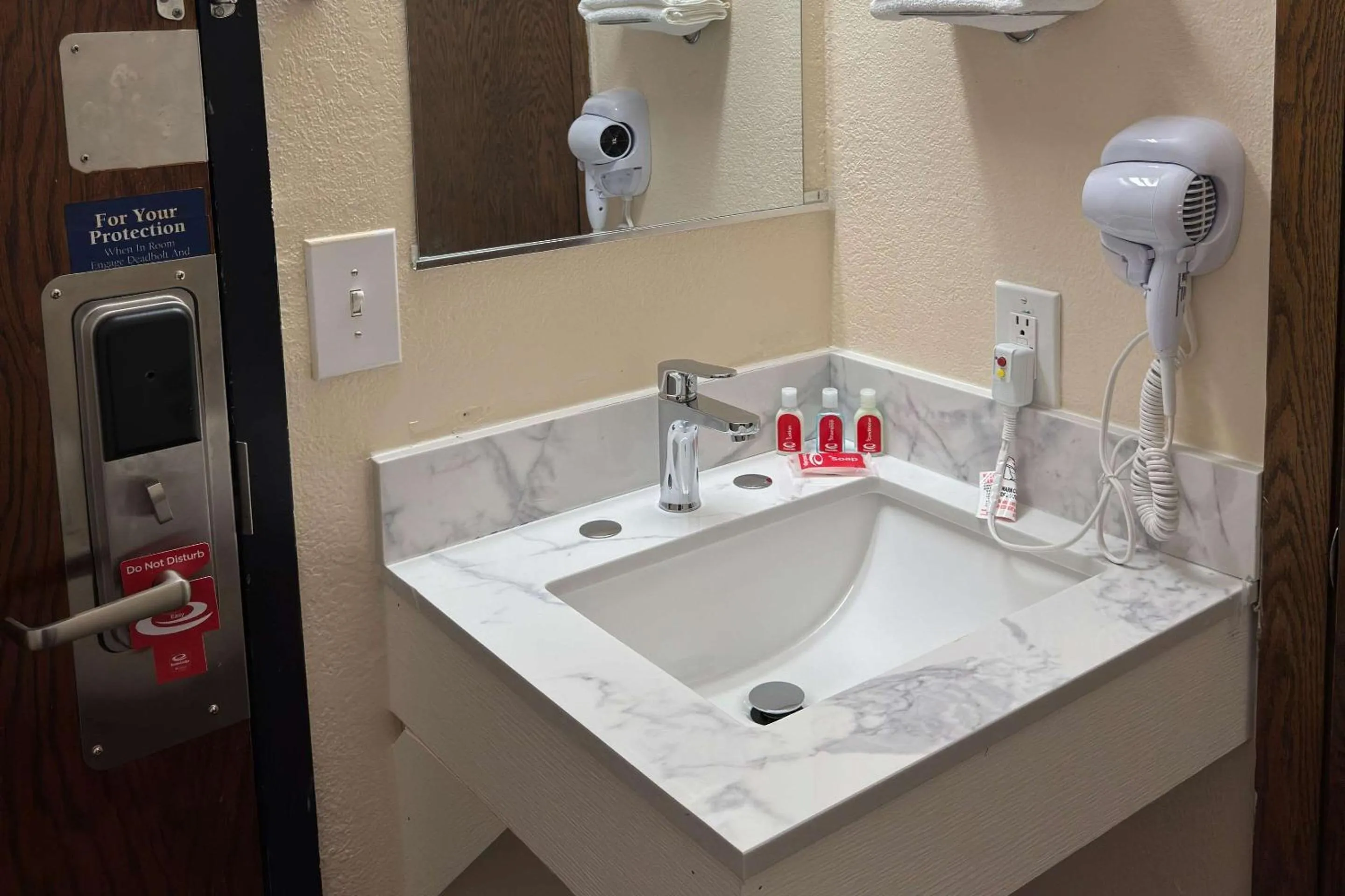 Bedroom in Econo Lodge Waite Park - St Cloud