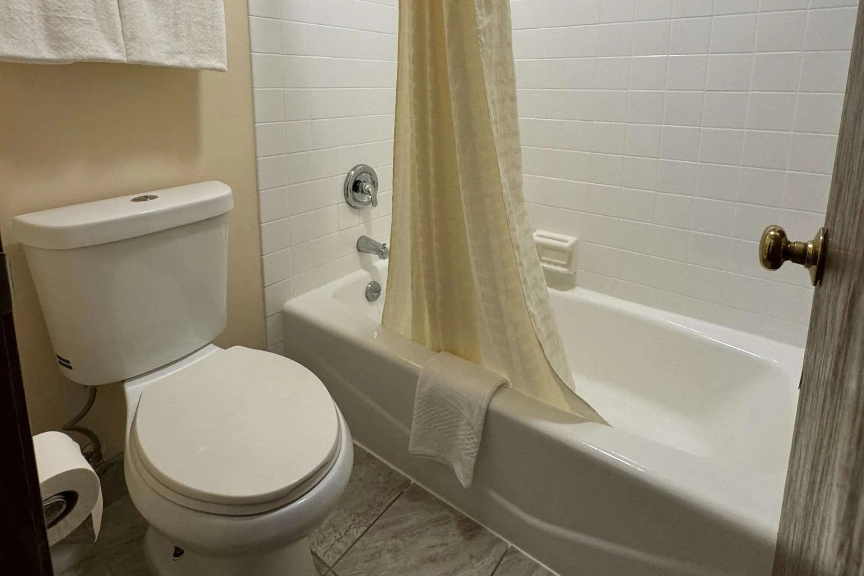 Bedroom in Econo Lodge Waite Park - St Cloud